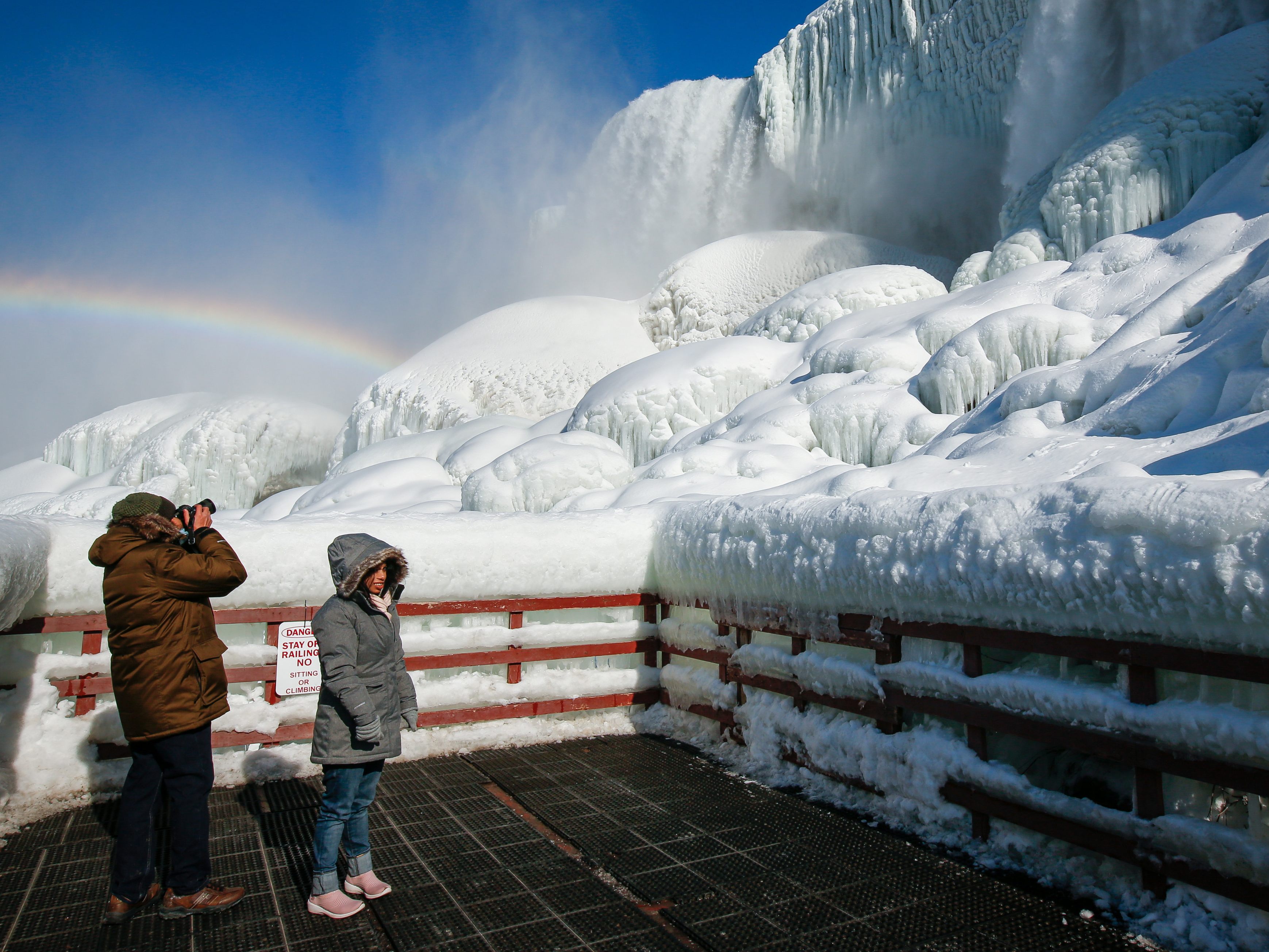 Beeindruckende Bilder aus Nordamerika: Niagarafälle gefroren.