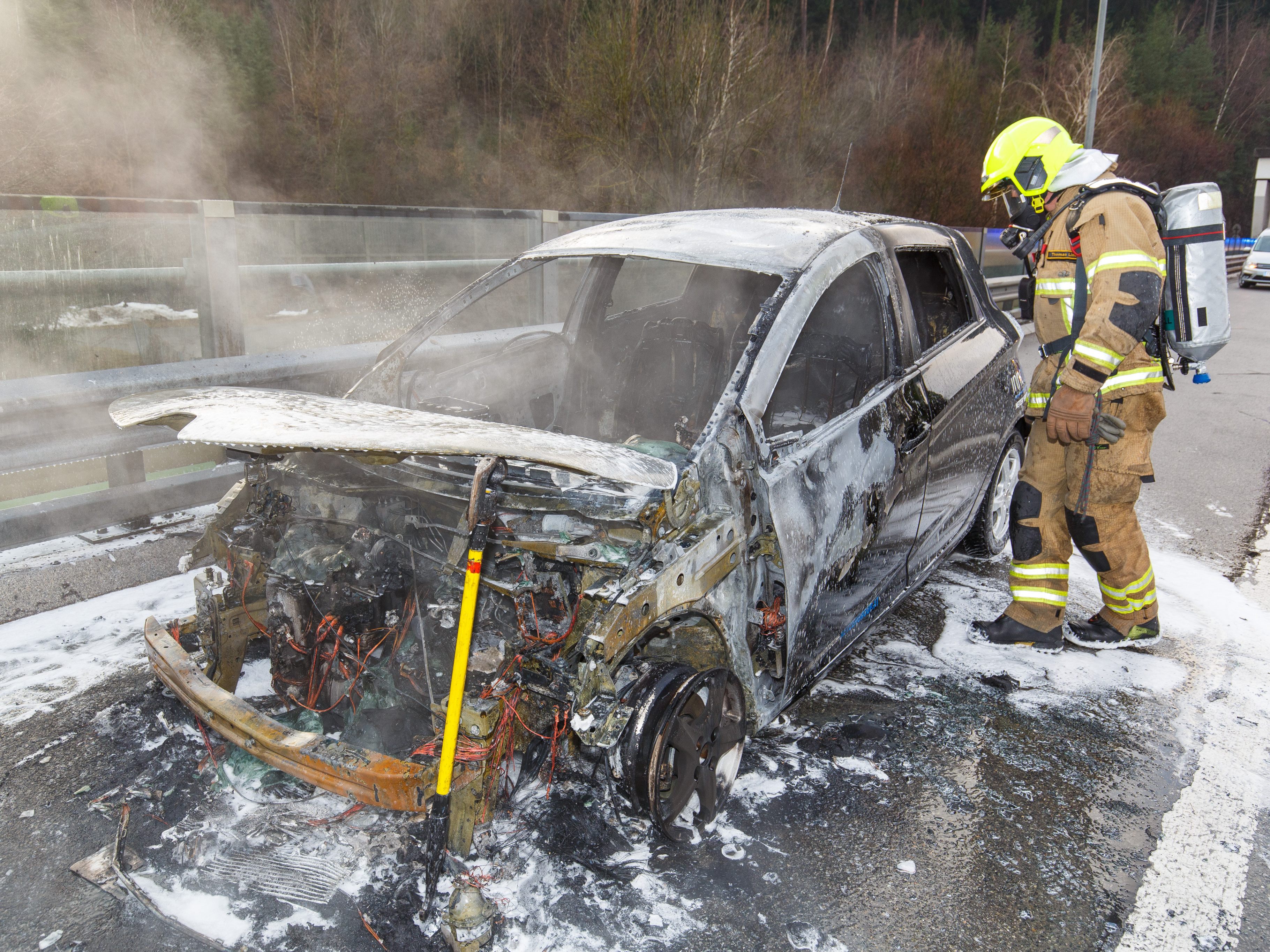 Ein Elektrofahrzeug brannte am Mittwochmorgen kurz nach dem Ambergtunnel komplett aus.