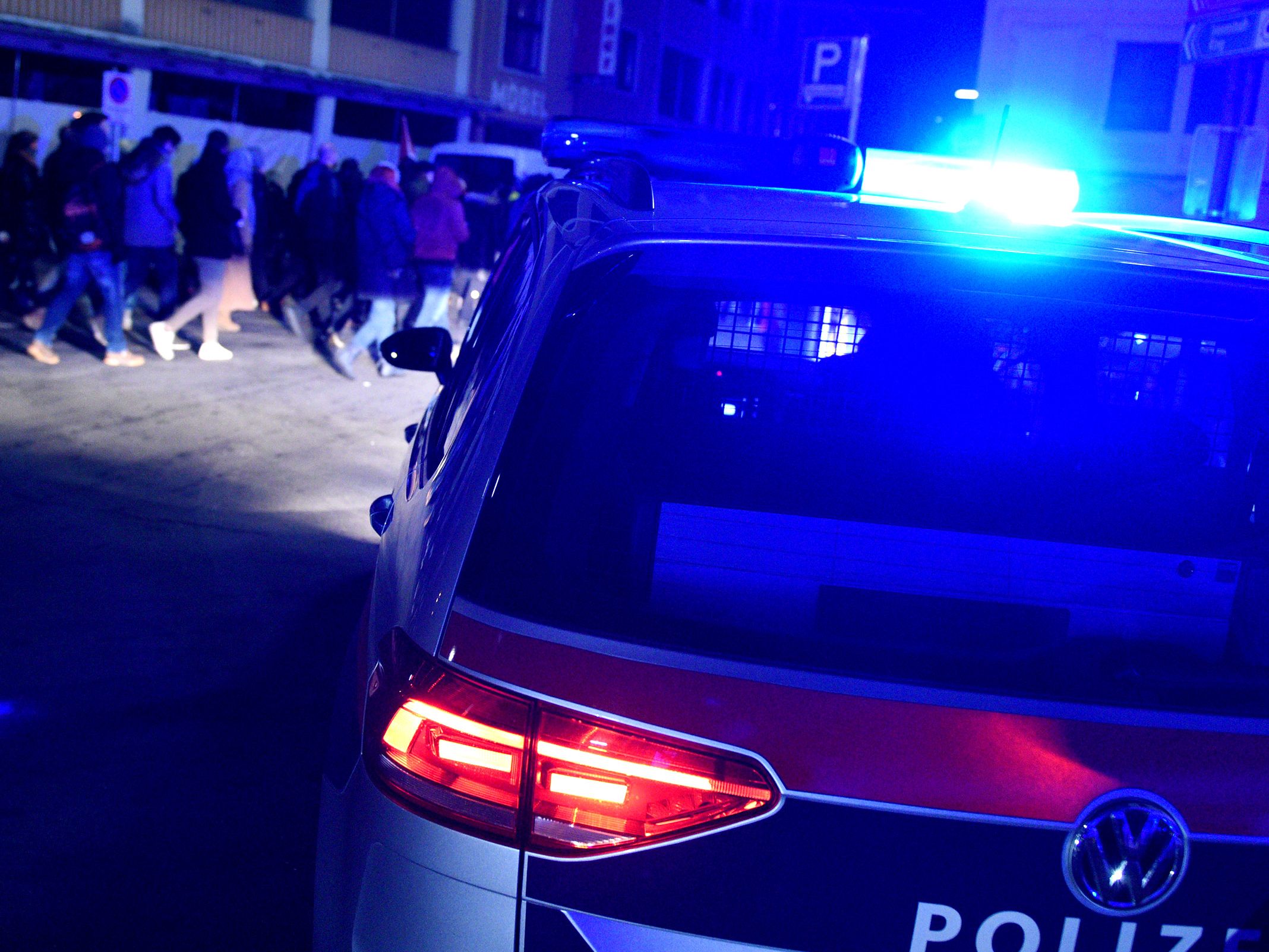 Mehr als 50 Personen sollen in einer Firmenhalle gefeiert haben.