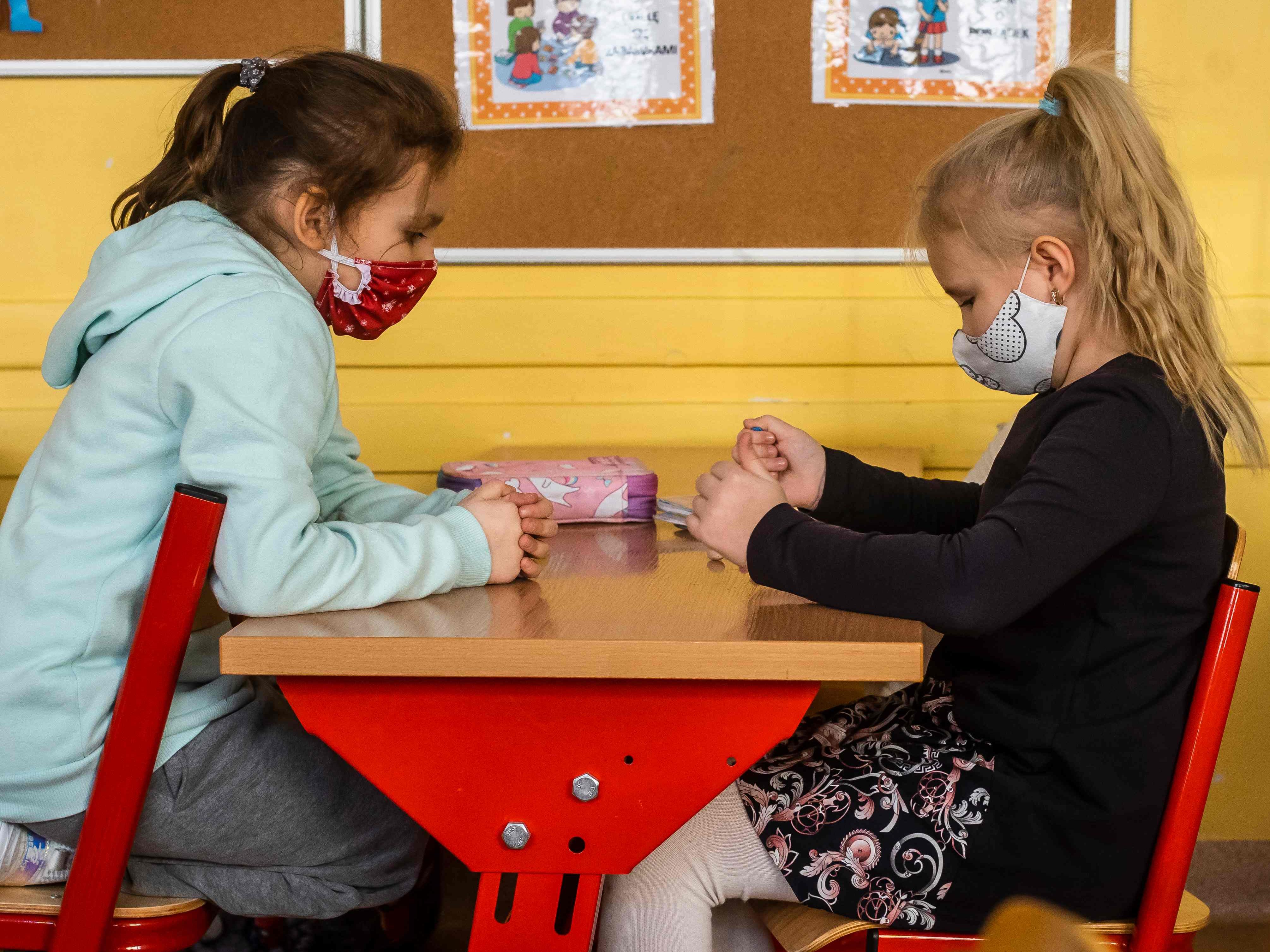 Wenn sich Kinder mit dem Coronavirus infizieren, sind schwere Verläufe selten.