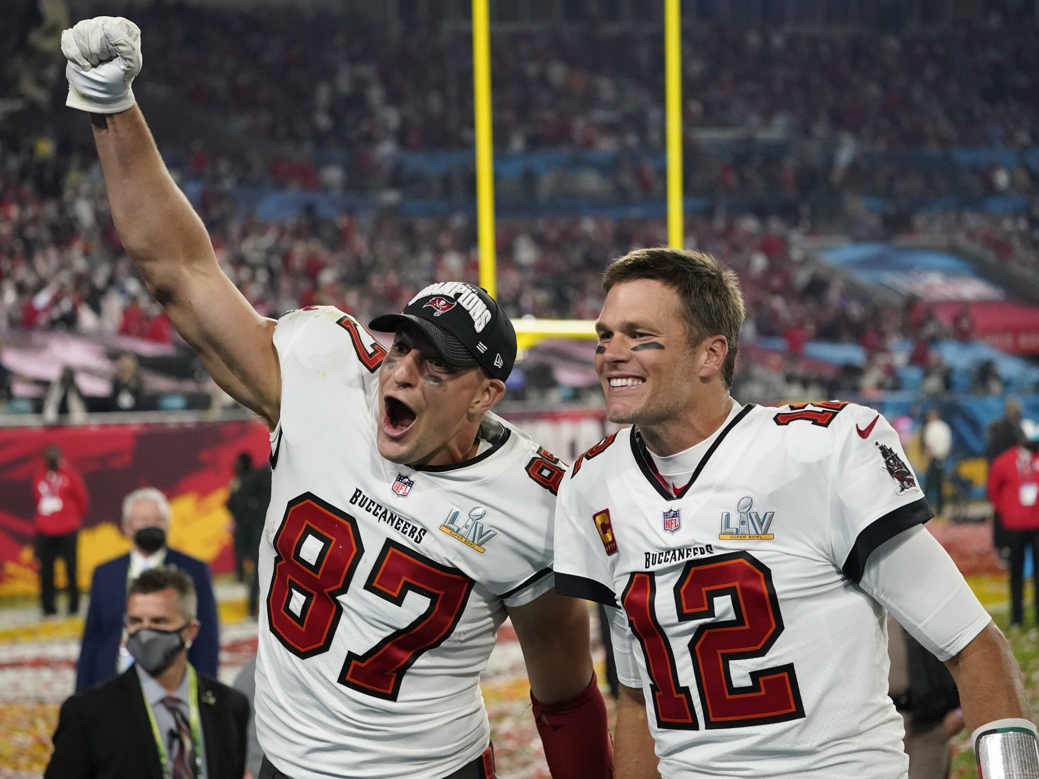 Tom Brady (r.) hat die Tampa Bay Buccaneers zum Triumph in der 55. Super Bowl geführt.