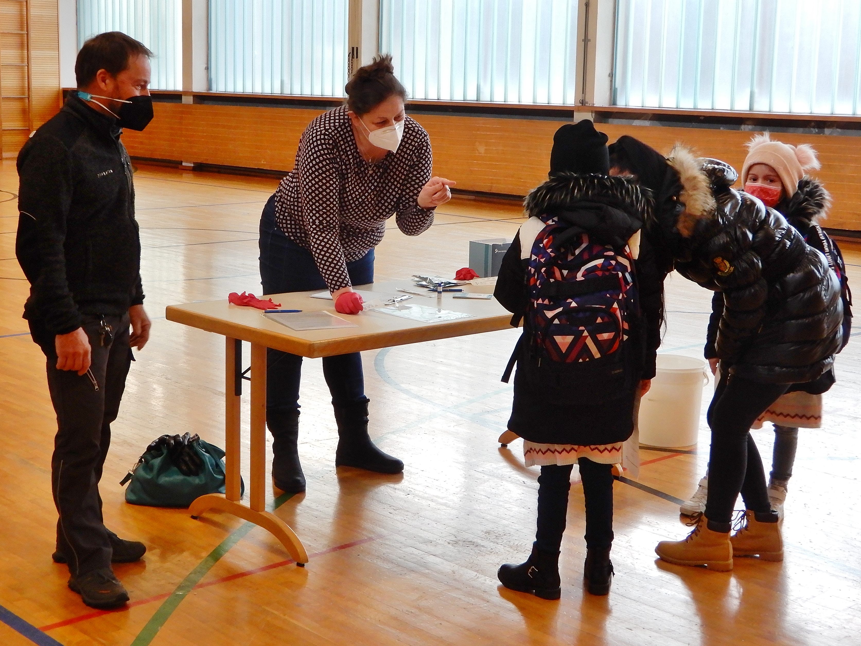 Die VS Leopold hatte für den ersten Schultag eine eigene Teststation aufgebaut, bei der Kinder in Begleitung ihrer Eltern den Antigentest durchführen konnten.