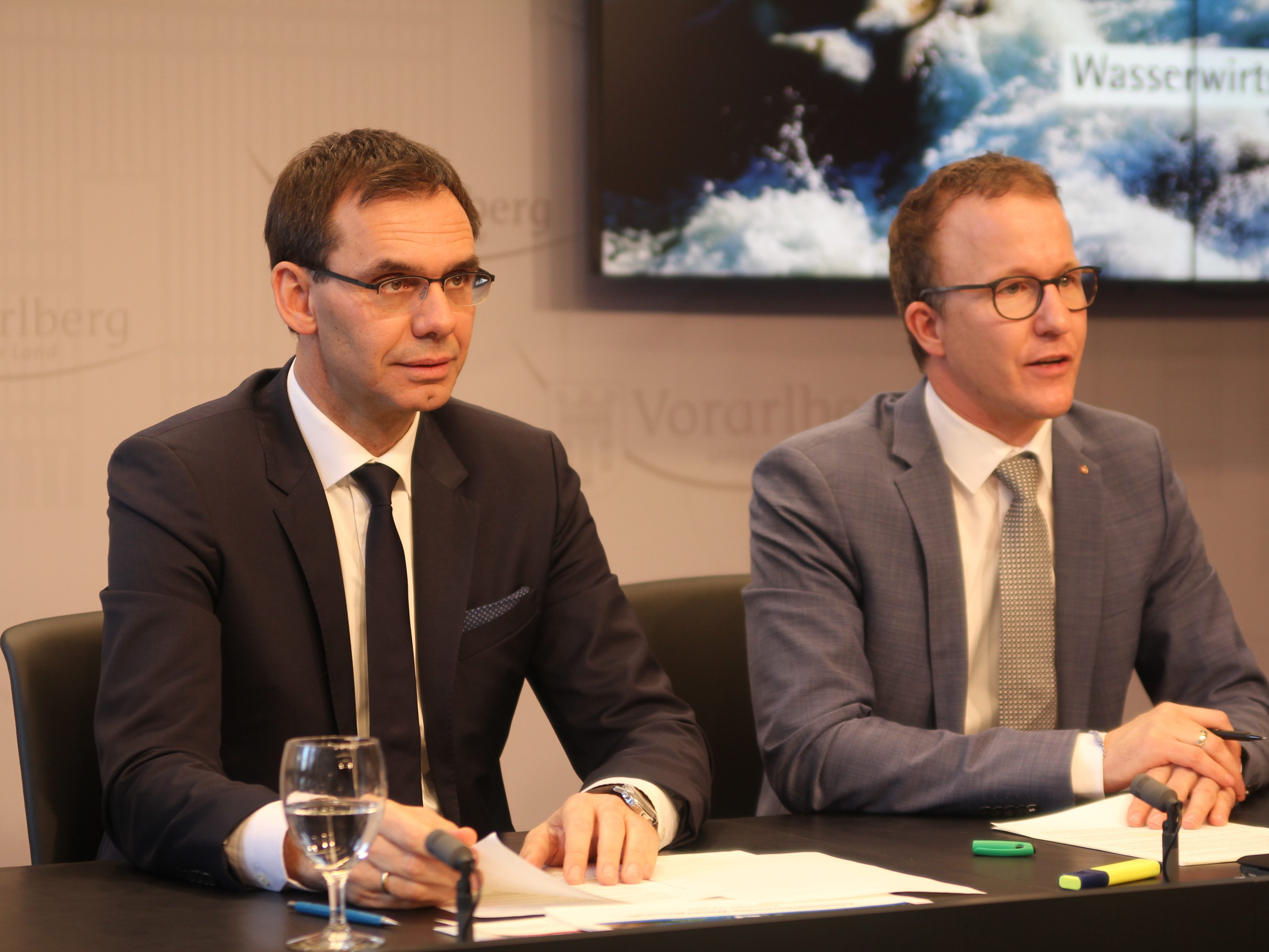 Landeshauptmann Markus Wallner und Landesrat Christian Gantner beim Pressefoyer.