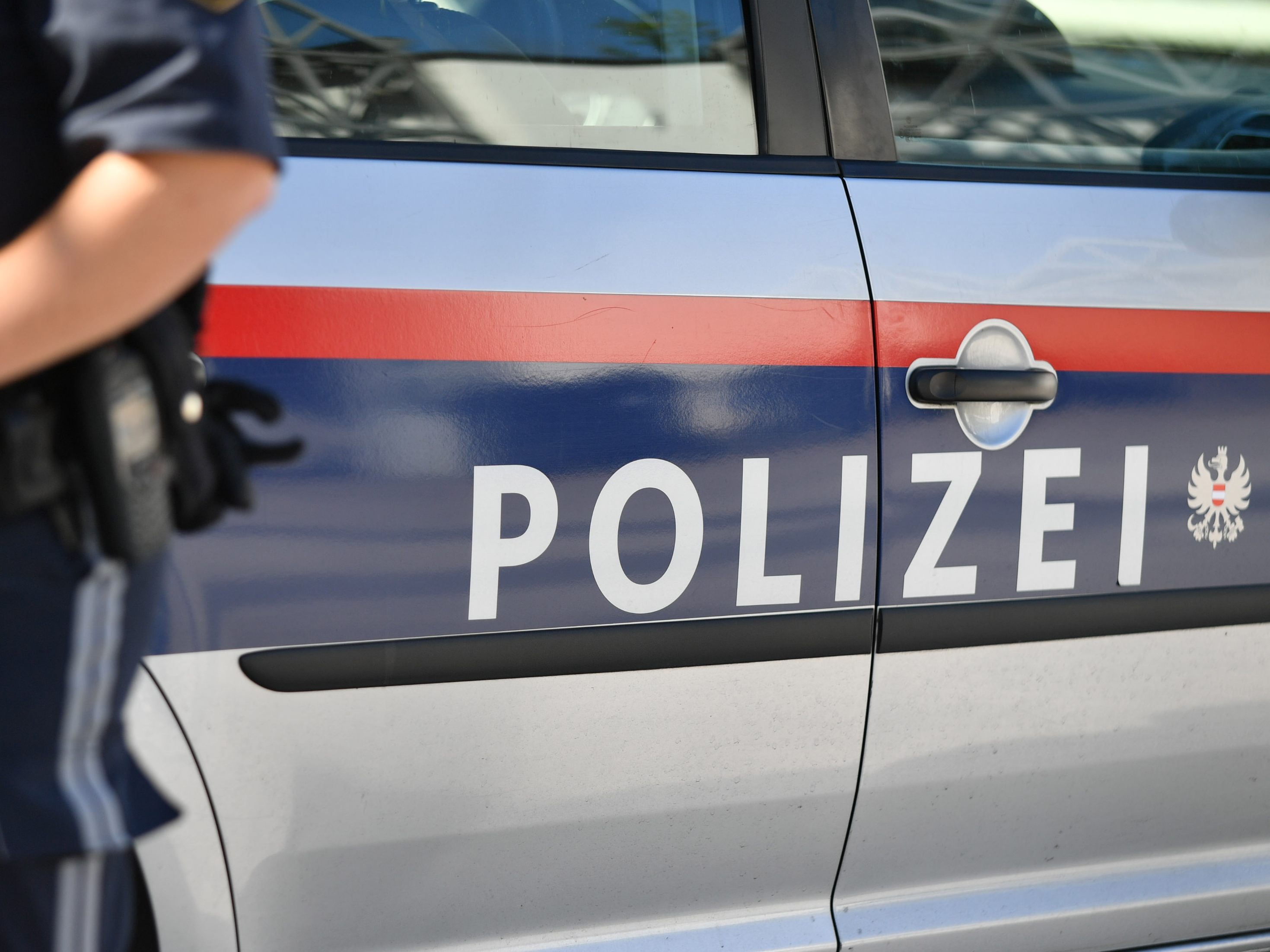Vermeintlicher Pflegedienst-Mitarbeiter dürfte in Wohnungen betagter Personen nach Wertgegenständen gesucht haben.
