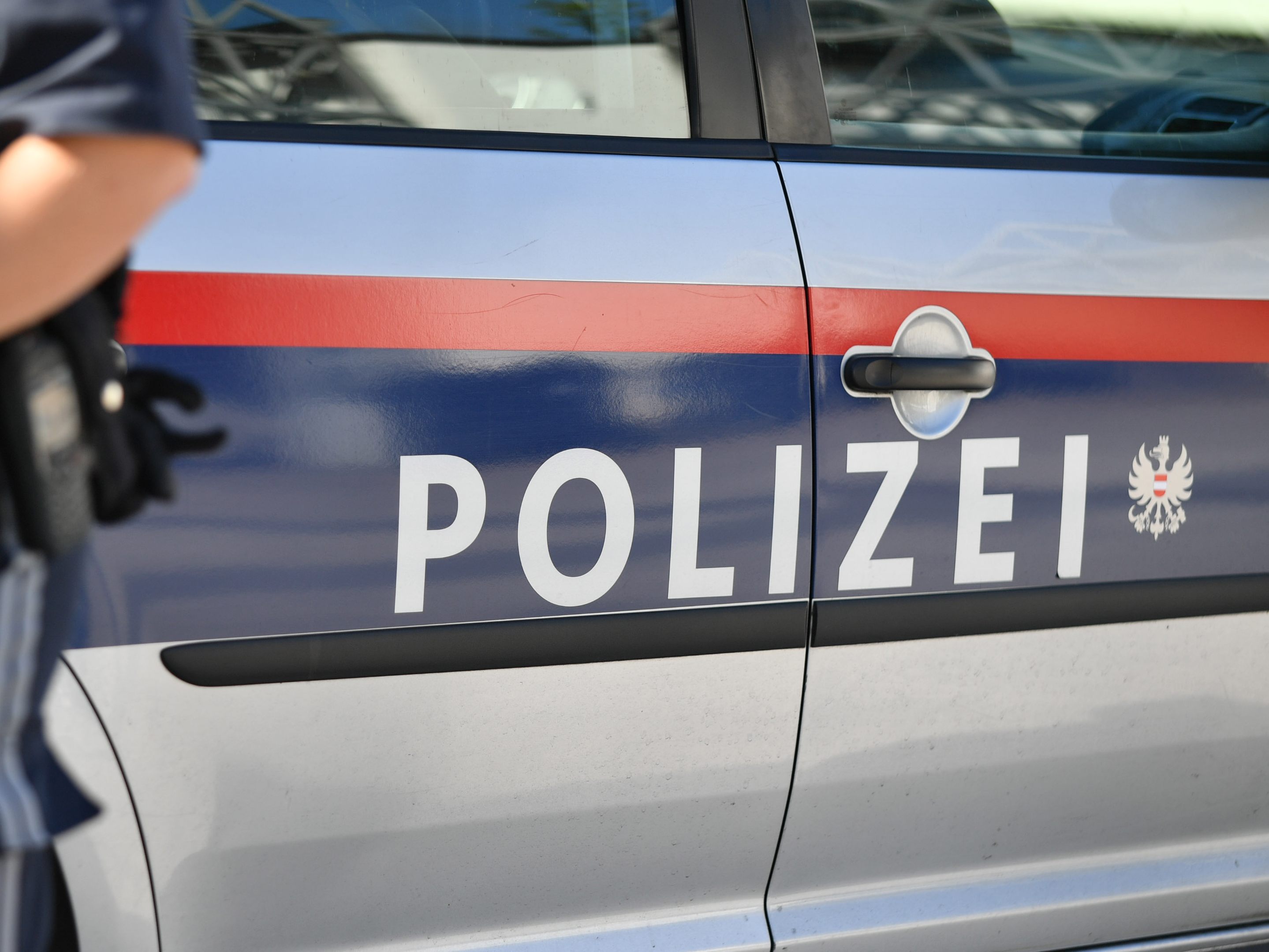 Die Fahrzeuglenkerin wurde unbestimmten Grades verletzt.