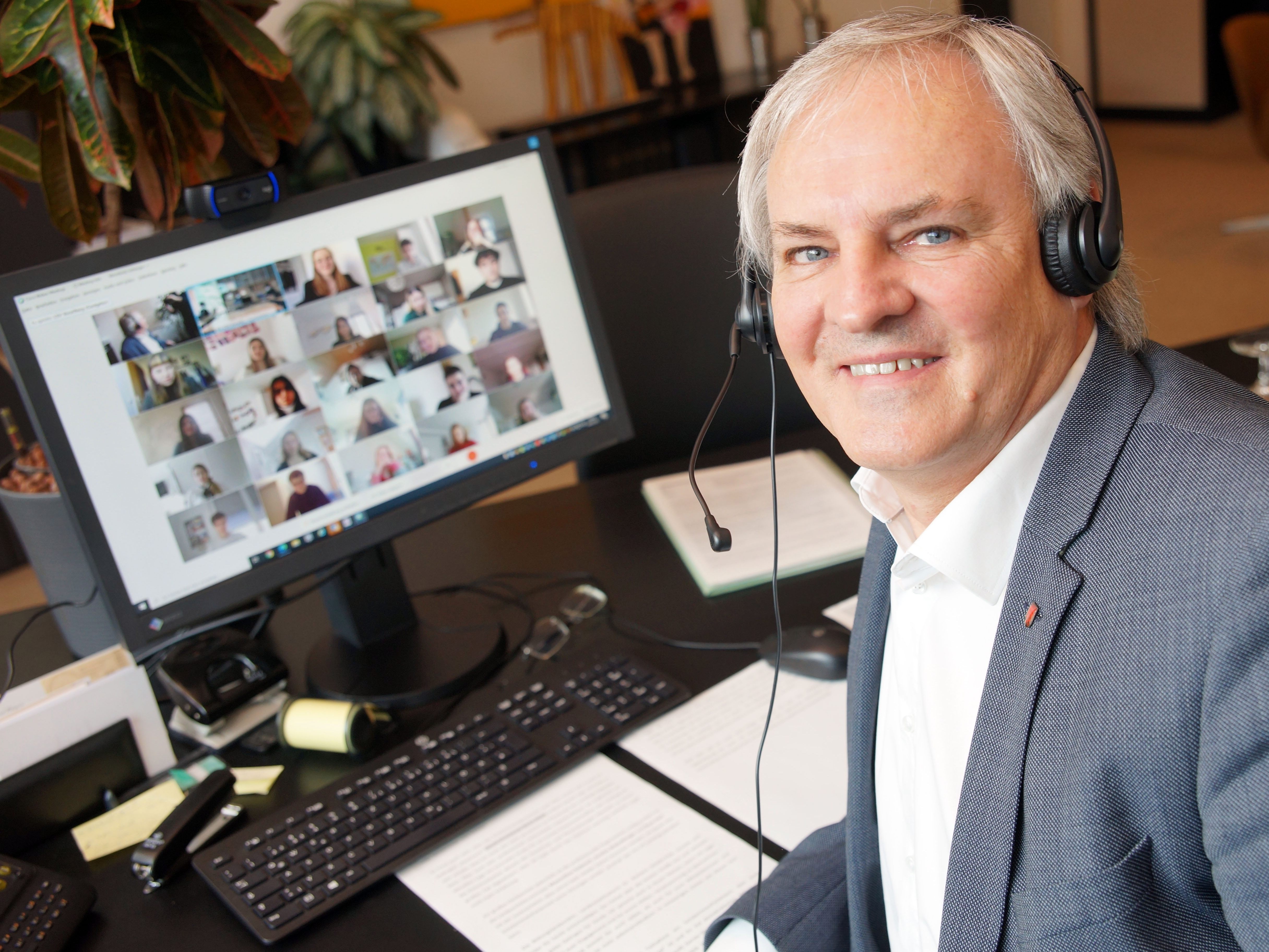 LTP Sonderegger begrüßte SchülerInnenvertreter zur Online-Sitzung.