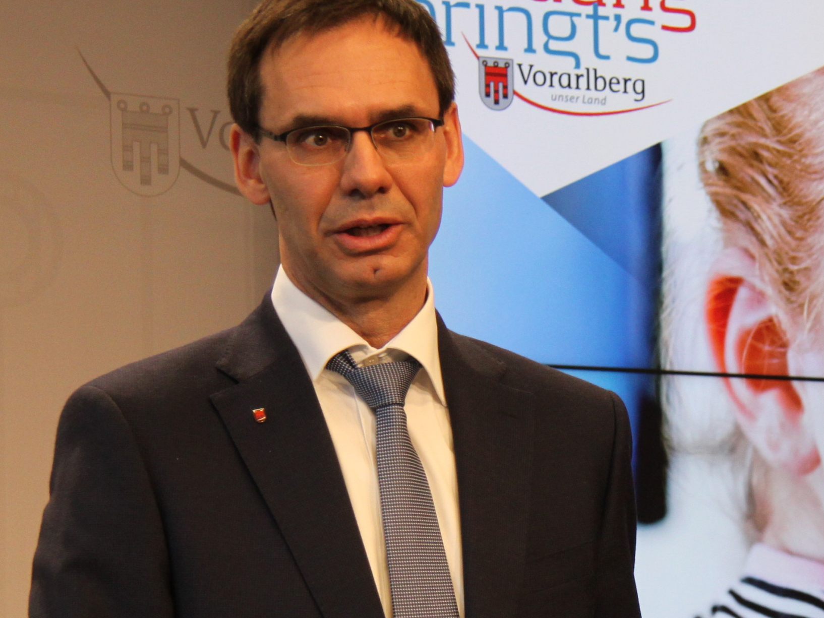 Unter der Voraussetzung eines niedrigen Infektionsgeschehens und einer stabilen Sieben-Tages-Inzidenz kann sich LH Wallner Öffnungsschritte vorstellen.