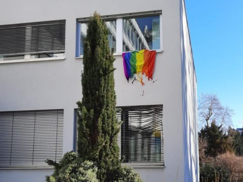 In den letzten Wochen wurden einige Regenbogen-Flaggen zerstört oder gestohlen.