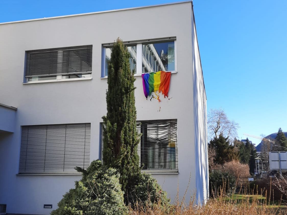 Schon wieder wurde eine Regenbogen-Fahne mutwillig zerstört.