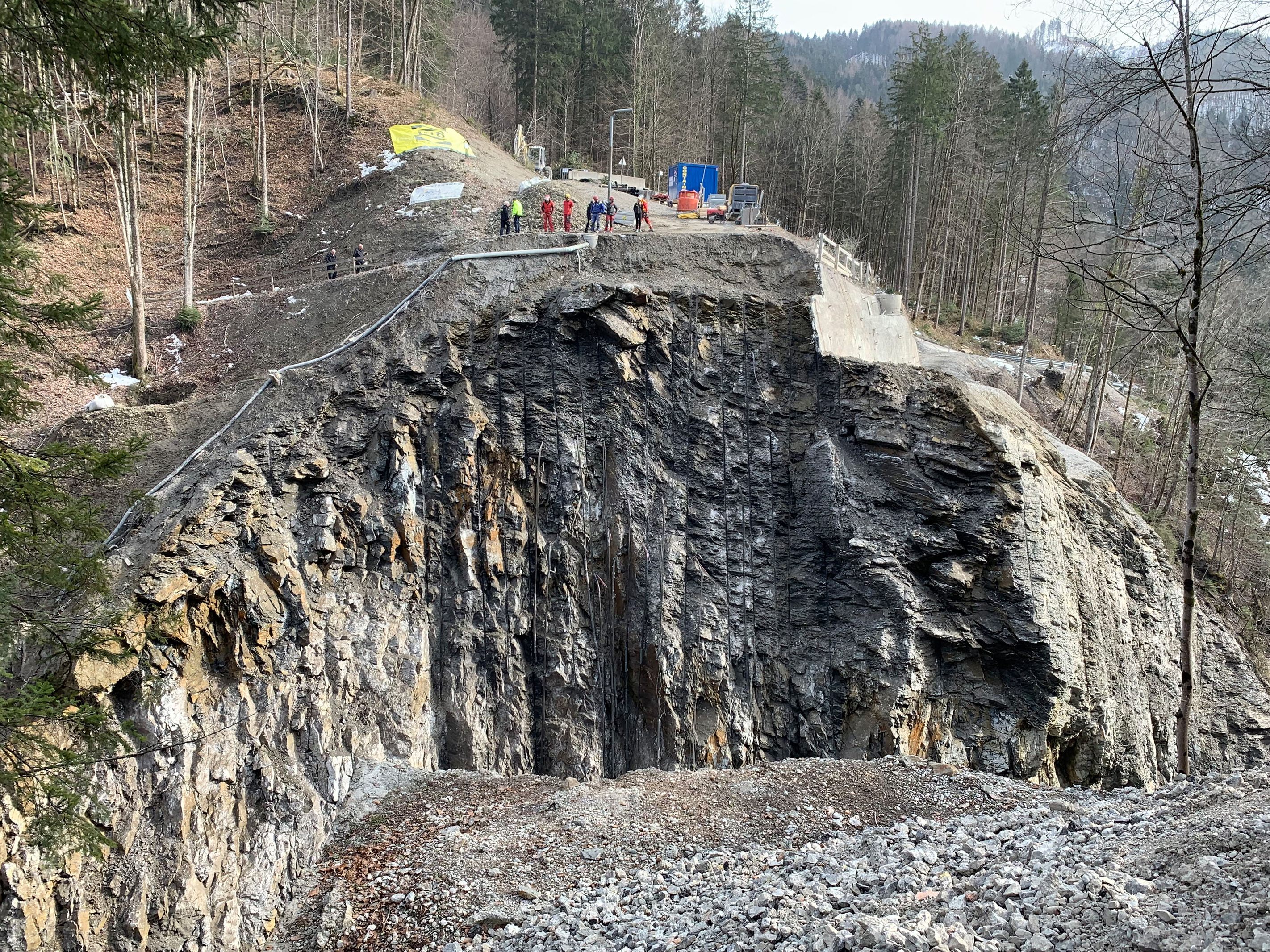 Zur Sanierung der Rappenlochschlucht bei Dornbirn sind am Donnerstag rund 17.000 Kubikmeter Felsmaterial abgesprengt worden.