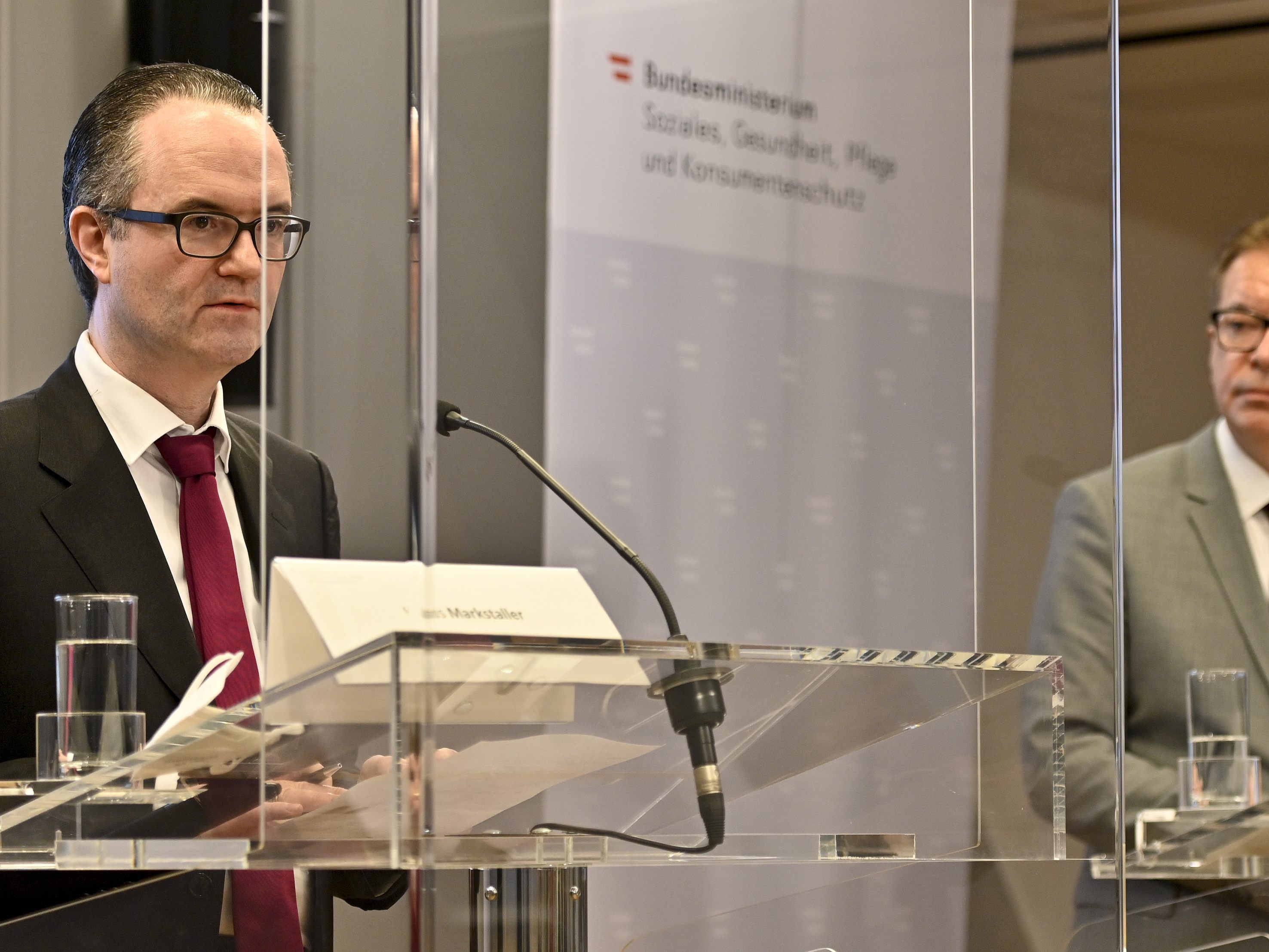 Gesundheitsminister Rudolf Anschober (R/Grüne) und Klaus Markstaller (Universitätsklinik für Anästhesie am AKH Wien)