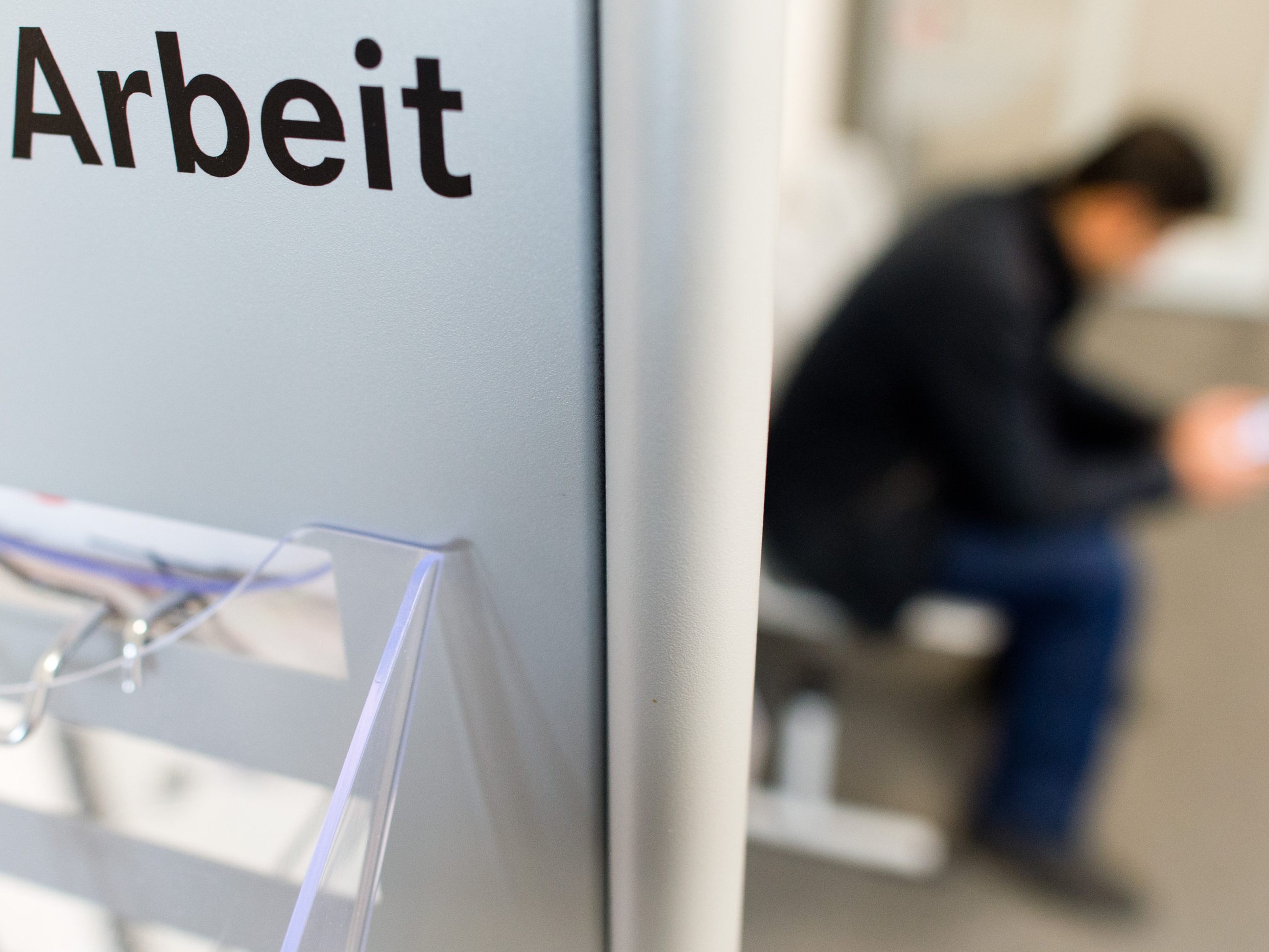 Erstmals unter 400.000 Arbeitslose, zusätzlich 75.000 in Schulungen.