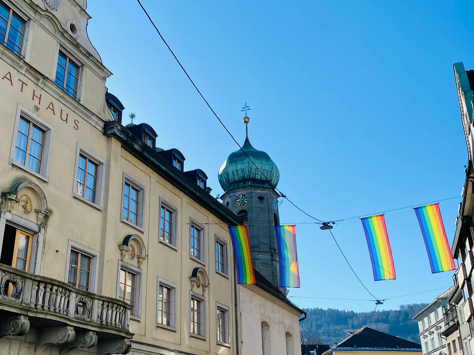 In der Landeshauptstadt wurden gleich vier Fahnen aufgehängt.