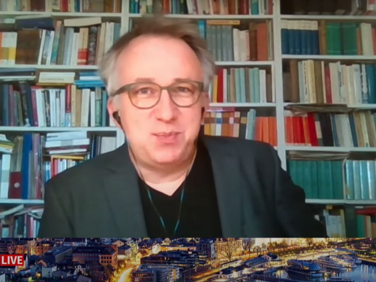 ORF-Satiriker Peter Klien hat bei "Vorarlberg LIVE" ein wenig aus dem Nähkästchen geplaudert.