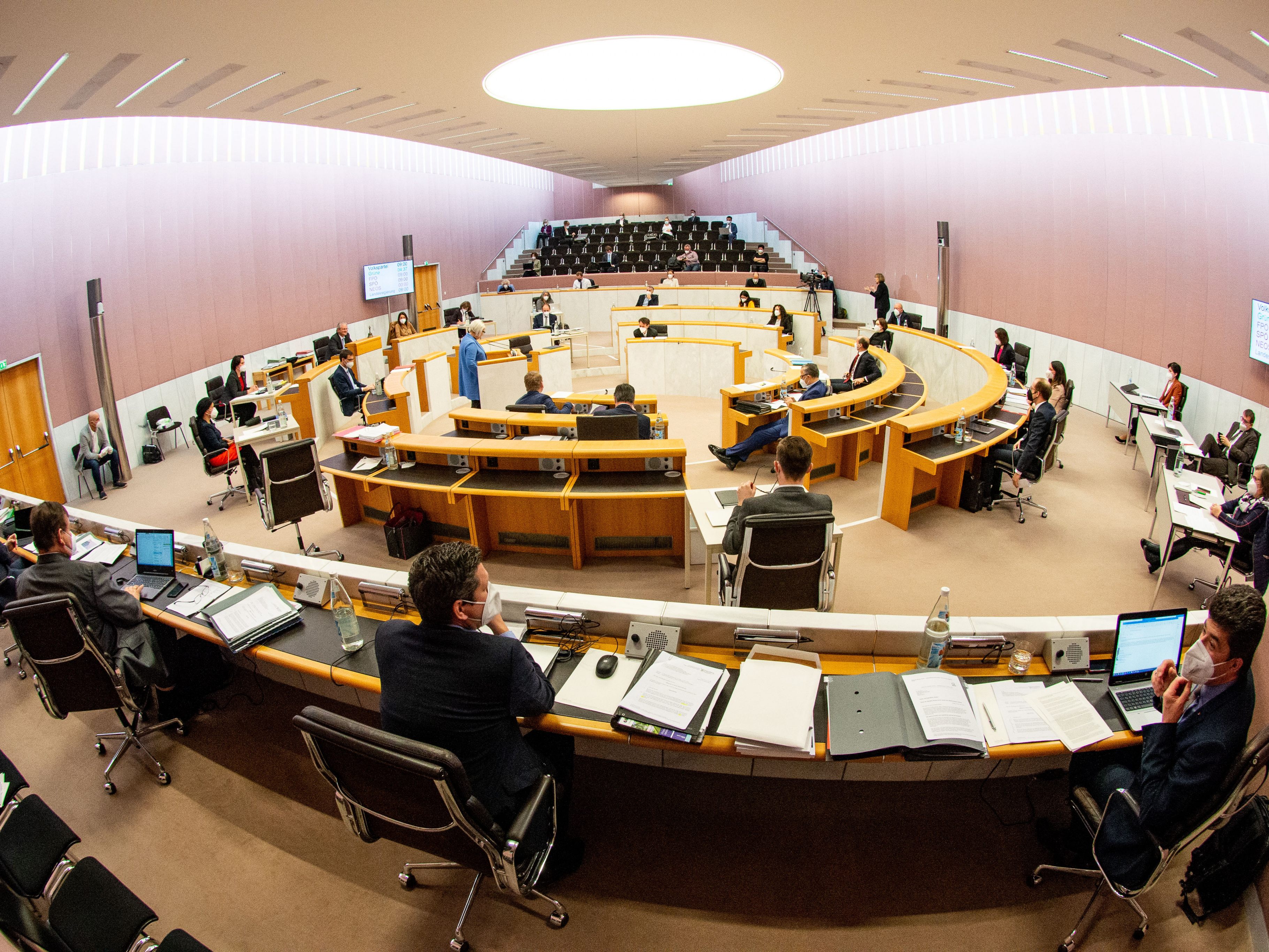 Auch der Landtag beschäftigt sich mit der Öffnung der Gastronomie.