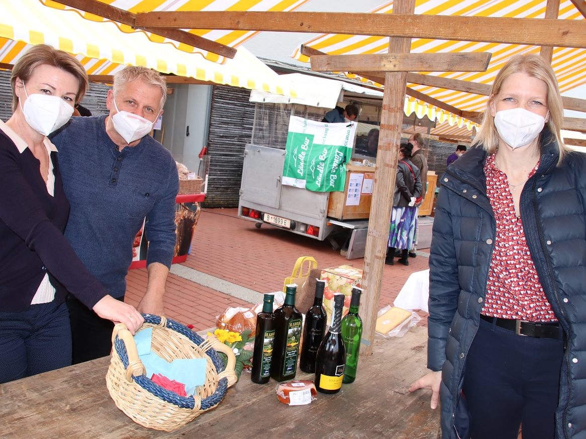 Petra und Michael Fröwis (Marktorganisation) mit Marlies Jakob.
