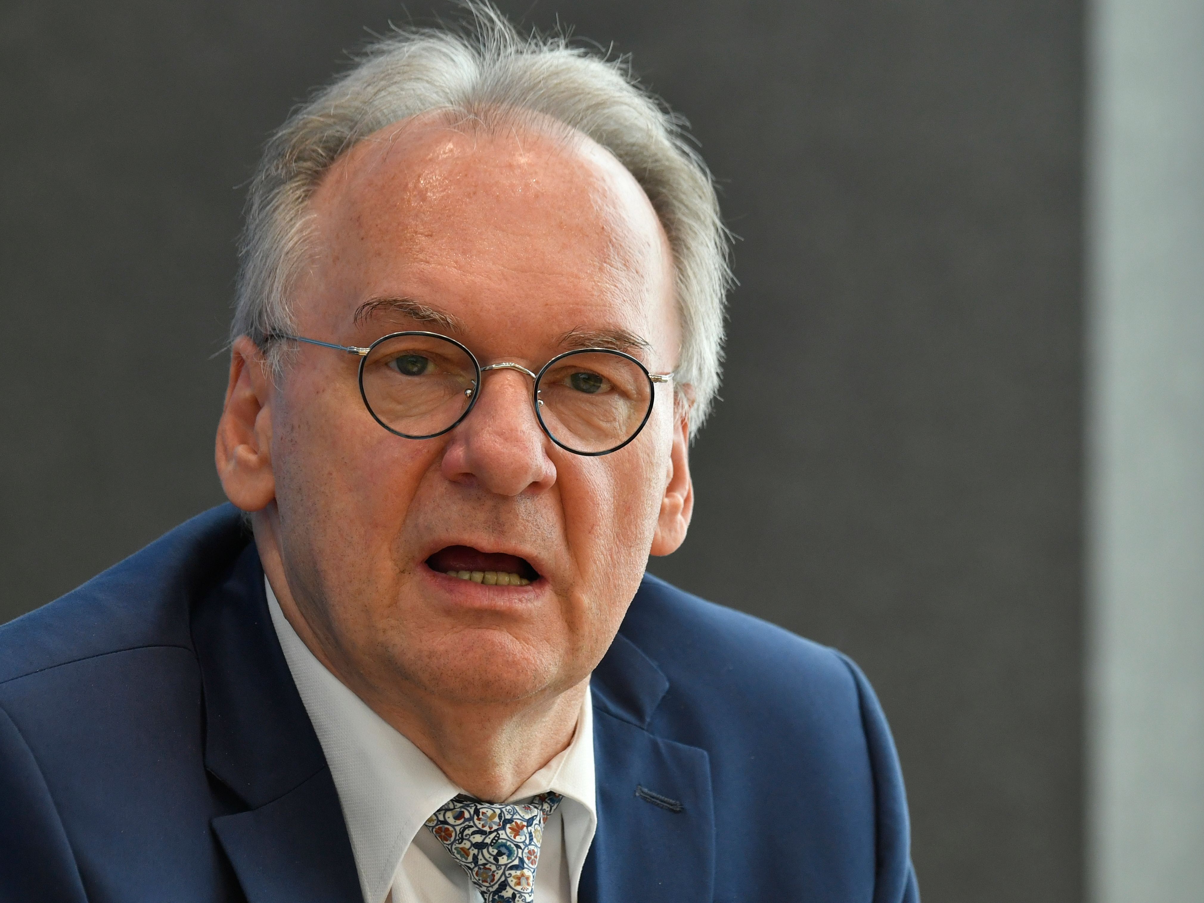 it einem versehentlich getwitterten einzelnen Buchstaben hat Sachsen-Anhalts Ministerpräsident Reiner Haseloff (CDU) seinen bisherigen Reichweiten-Rekord auf Twitter pulverisiert.