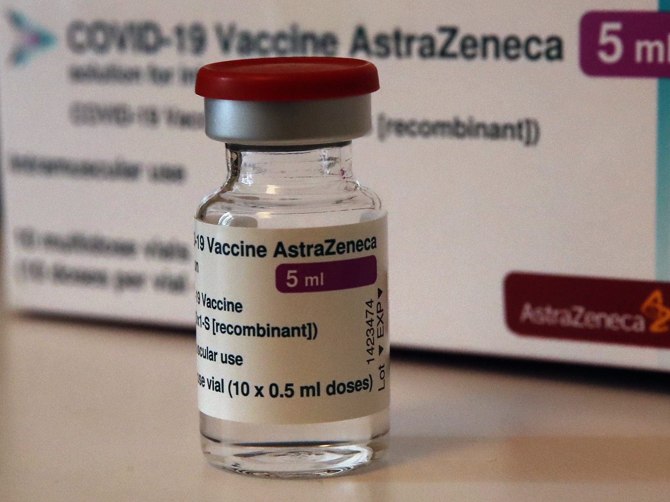 Die Weltgesundheitsorganisation (WHO) empfiehlt vorerst weiter den Einsatz des Corona-Impfstoffs von AstraZeneca.