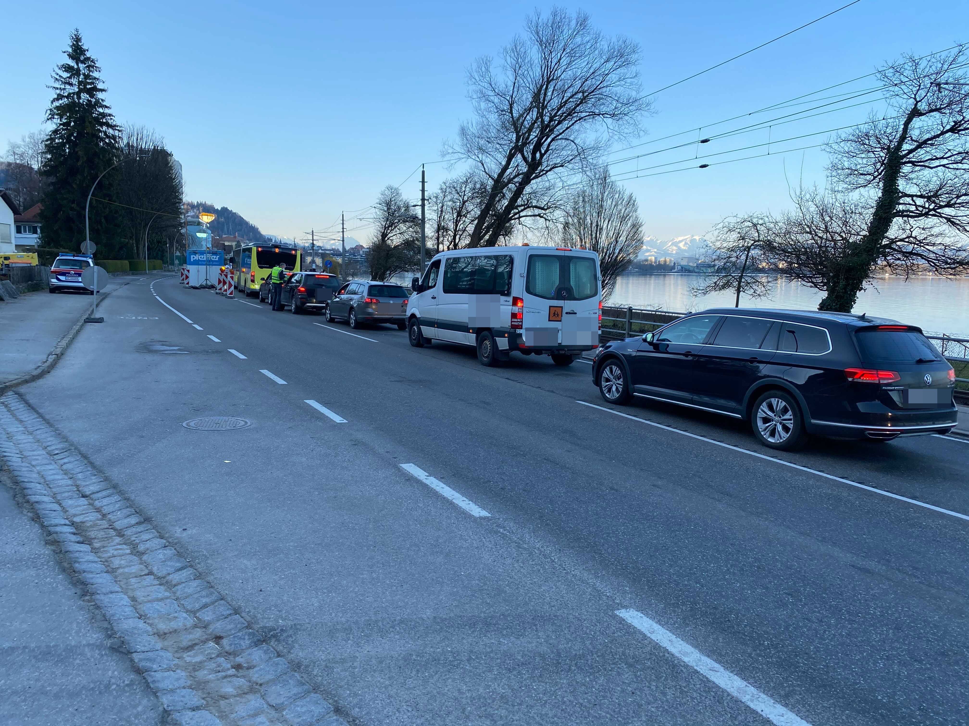 Auch am Freitag sorgen die Kontrollen für Stau im Frühverkehr.