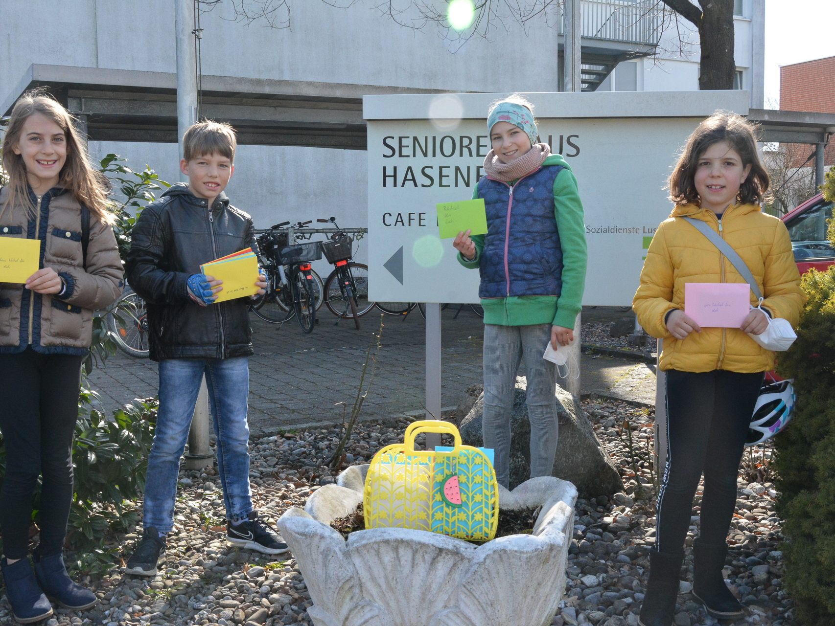 Die vier Vertreter der Viertklässler bringen stolz ihre Rätsel den Bewohnern des Seniorenheims Hasenfeld.