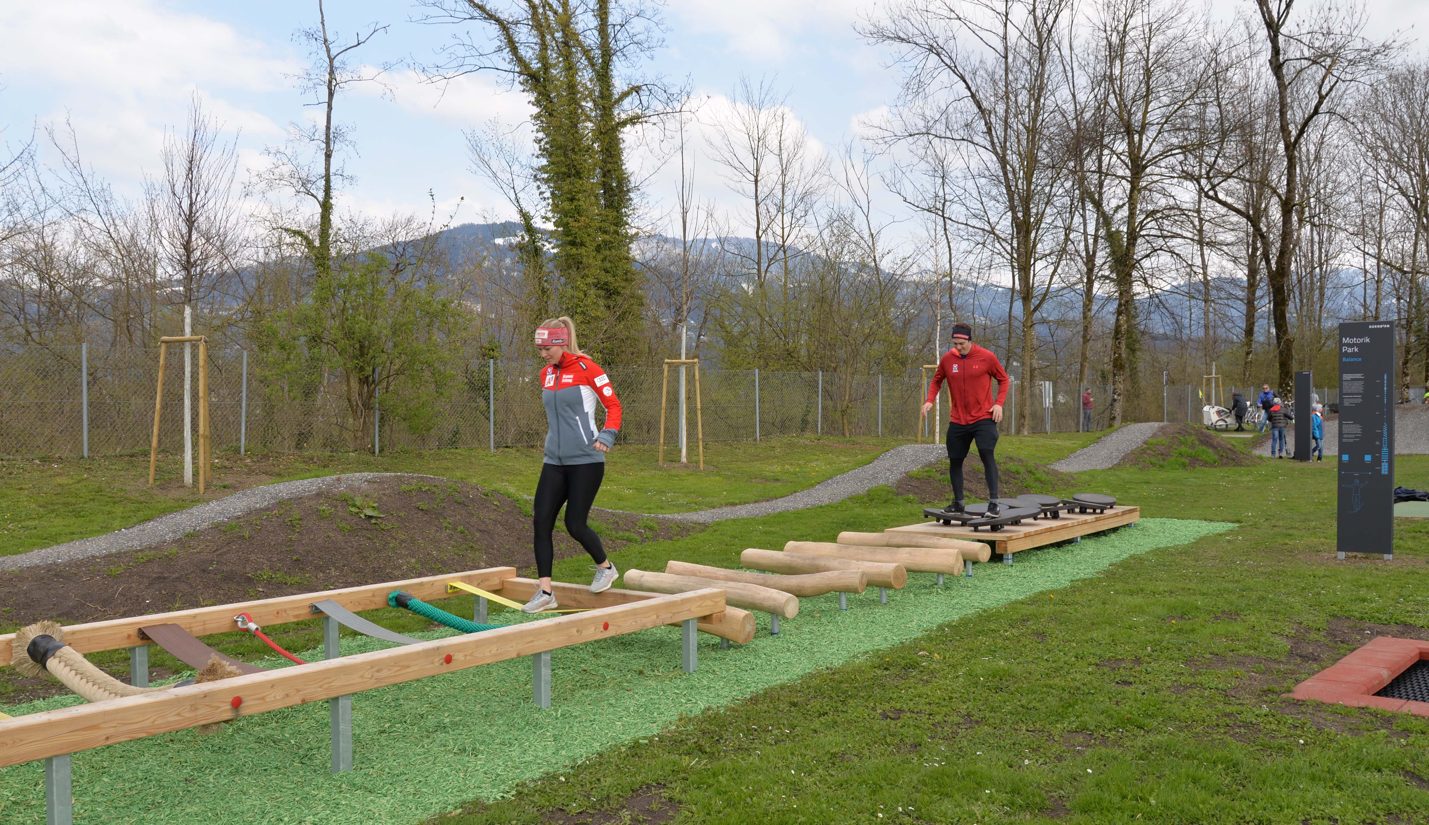 Ariane Rädler und Alessandro Hämmerle im neuen Motorikpark.