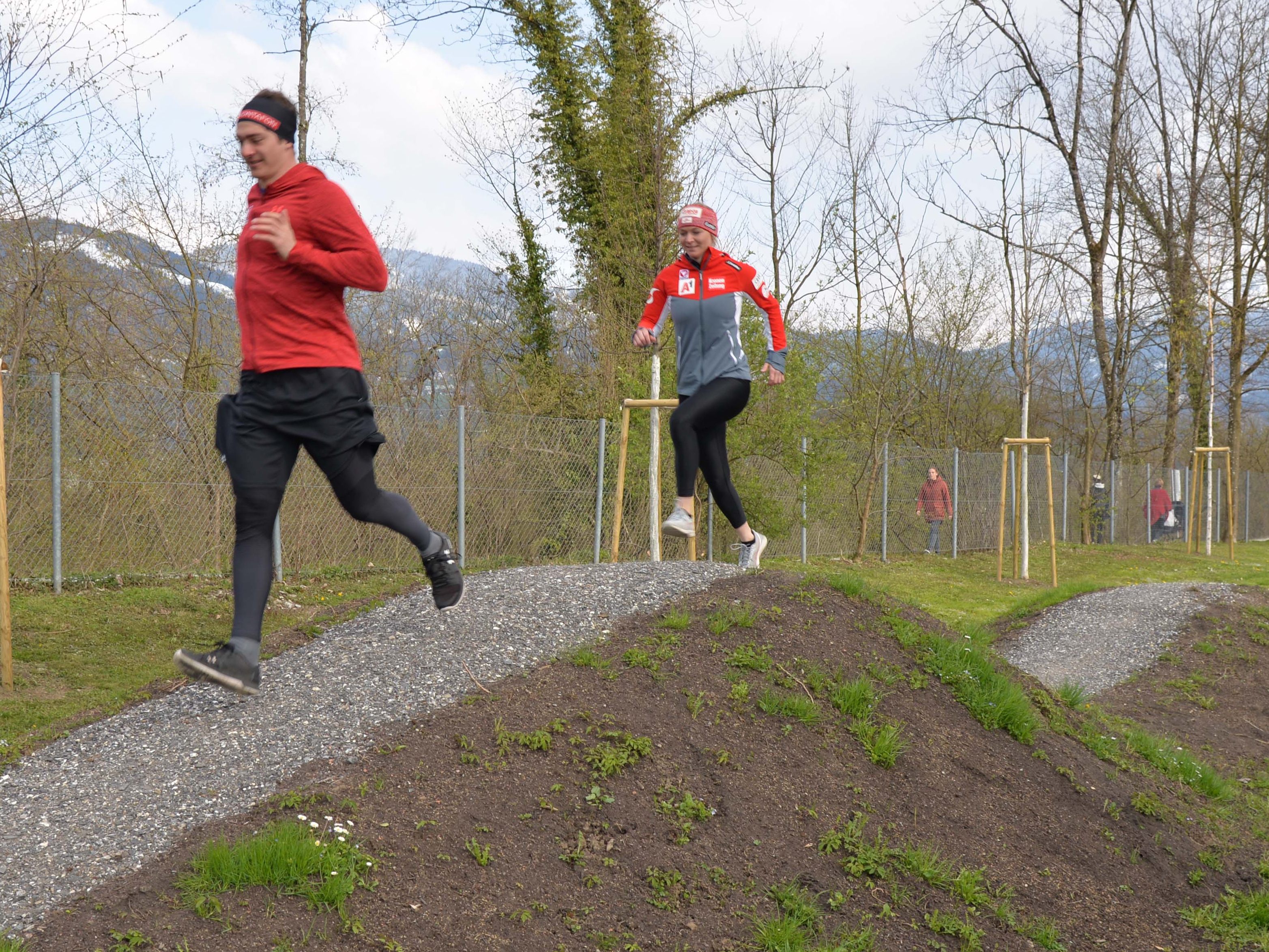 Ariane Rädler und Alessandro Hämmerle im neuen Crosslaufparcours.