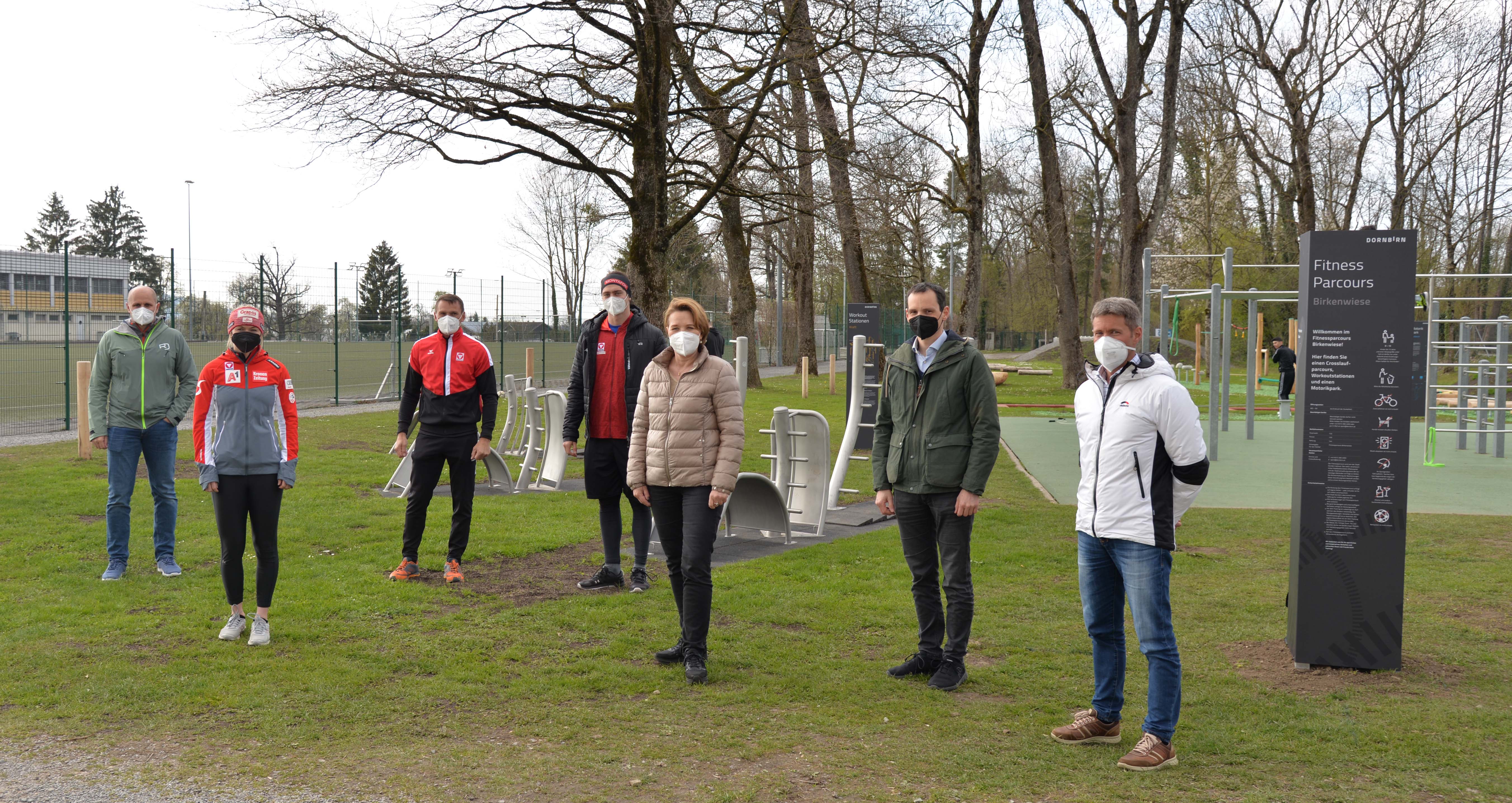v.li. Sebastian Manhart (GF Olympiazentrum), Ariane Rädler (Skirennläuferin), Daniel Devigili (Leitung Heeresleistungssportzentrum), Alessandro Hämmerle (Snowboardcross), Bürgermeisterin Andrea Kaufmann, Sport-Stadtrat Julian Fässler und Jürgen Albrich (Leitung Sportamt Stadt Dornbirn)