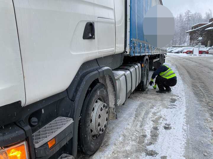 Mehrere Lkw mussten aufgrund der winterlichen Fahrbahnverhältnisse Schneeketten montieren.