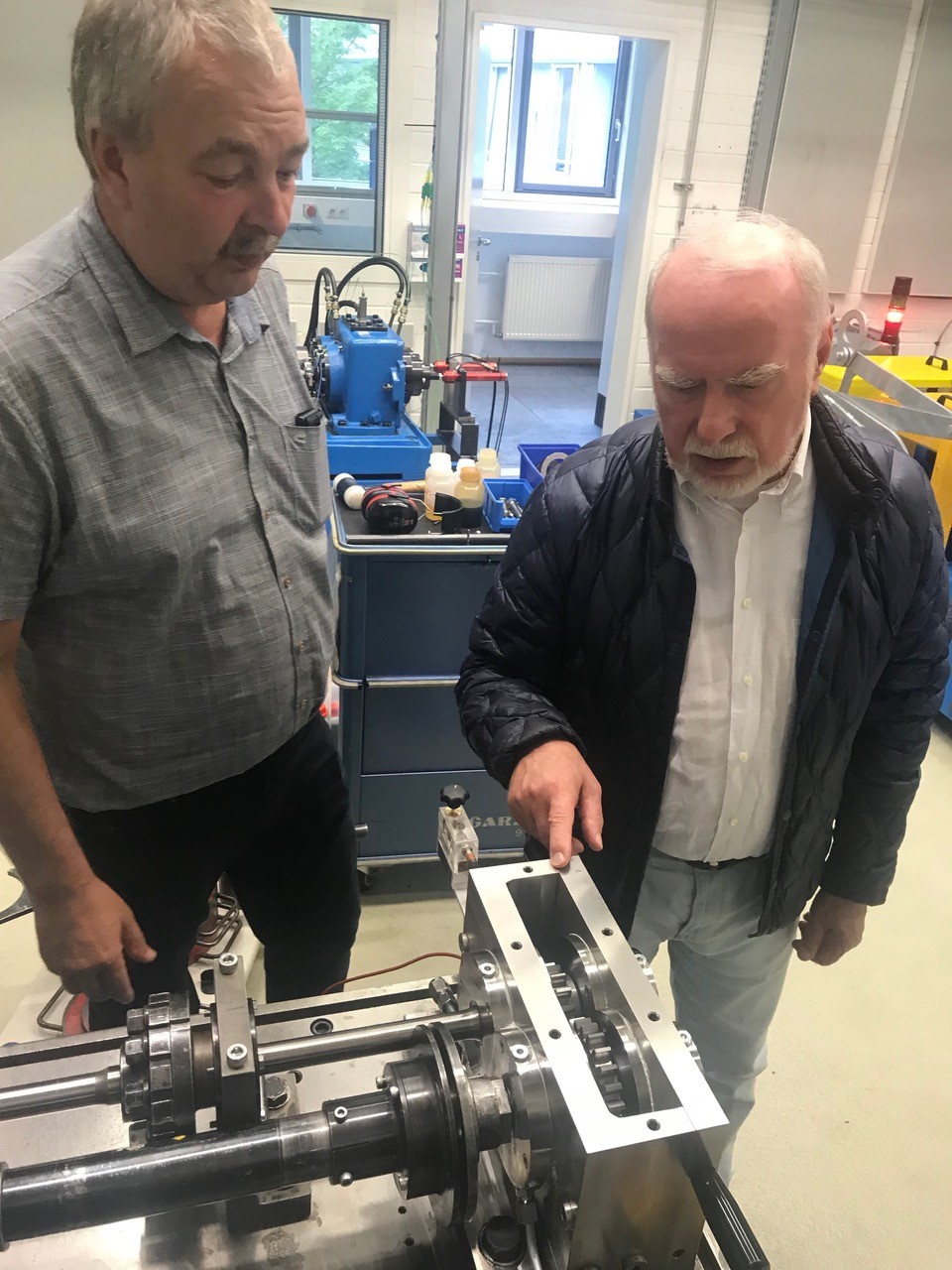 Der Erfinder des wassergeschmierten Getriebes DI Siegfried Lais (links) mit Chefingenieur DI Michael Seibel bei der Inspektion eines Reintrieb Teststands an der TU München.