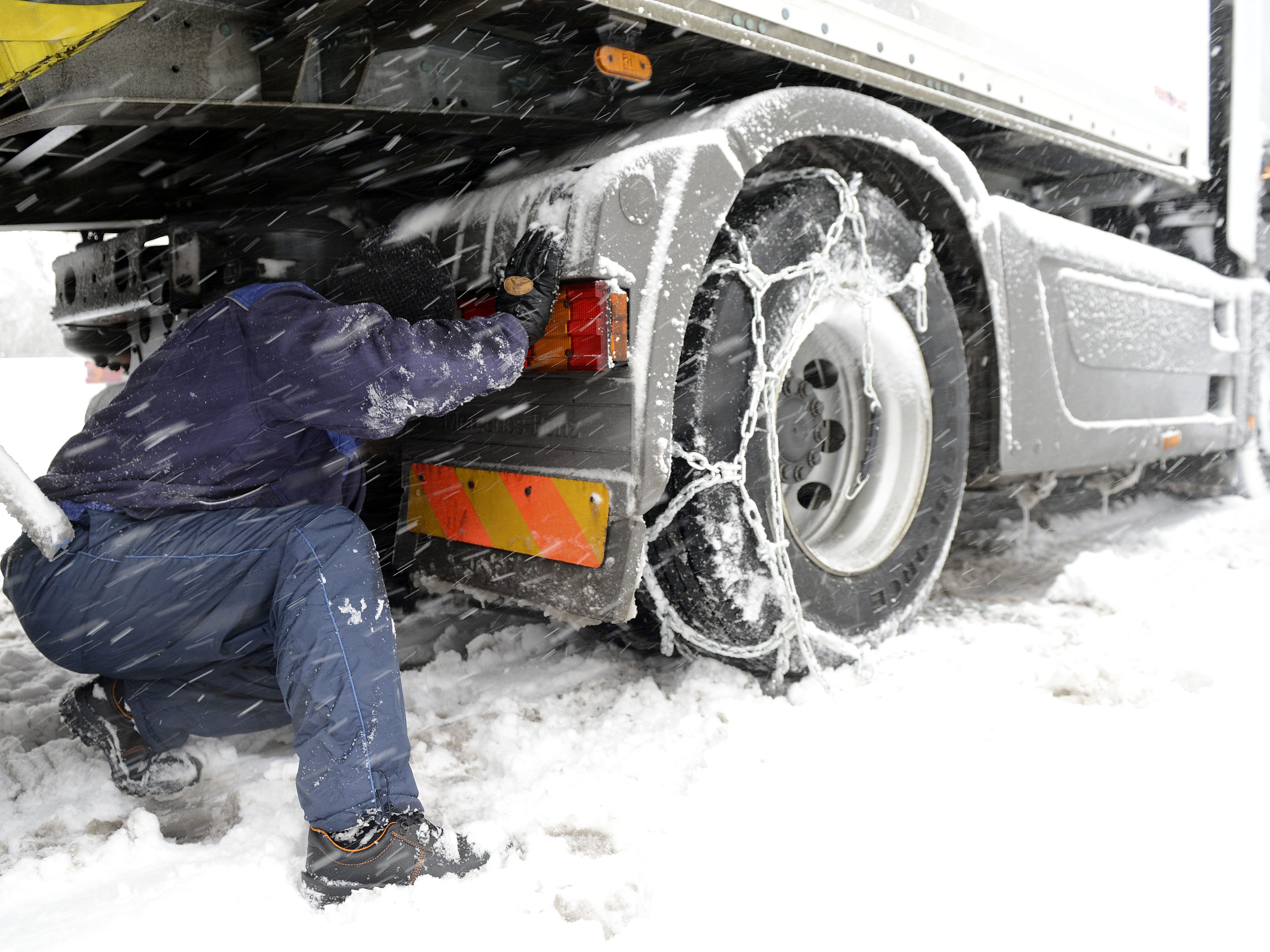 Der Wintereinbruch sorgt für Schneekettenpflicht auf mehreren Vorarlberger Straßen.