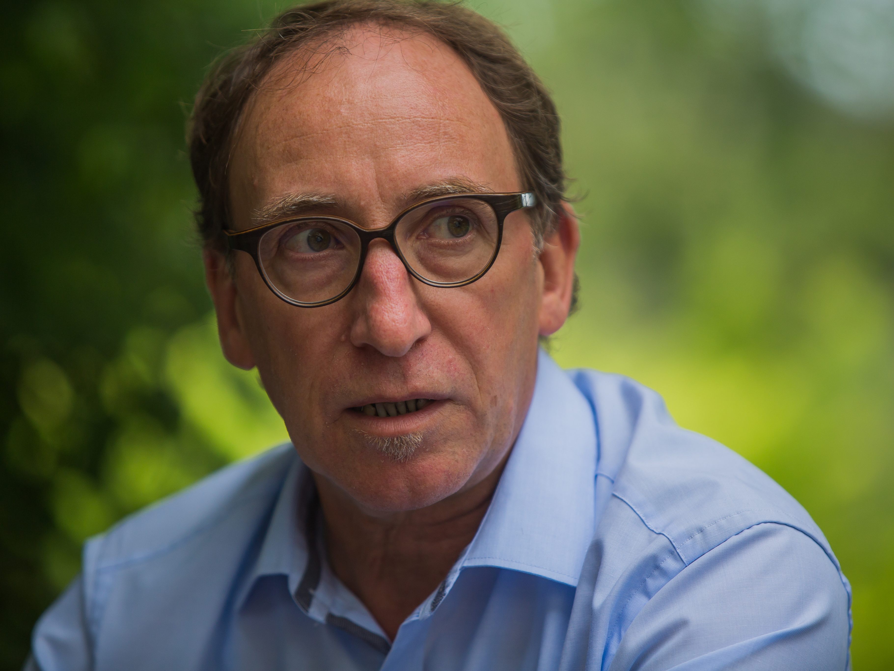 Landesrat Johannes Rauch dankt Rudolf Anschober für seine Arbeit als Gesundheitsminister.