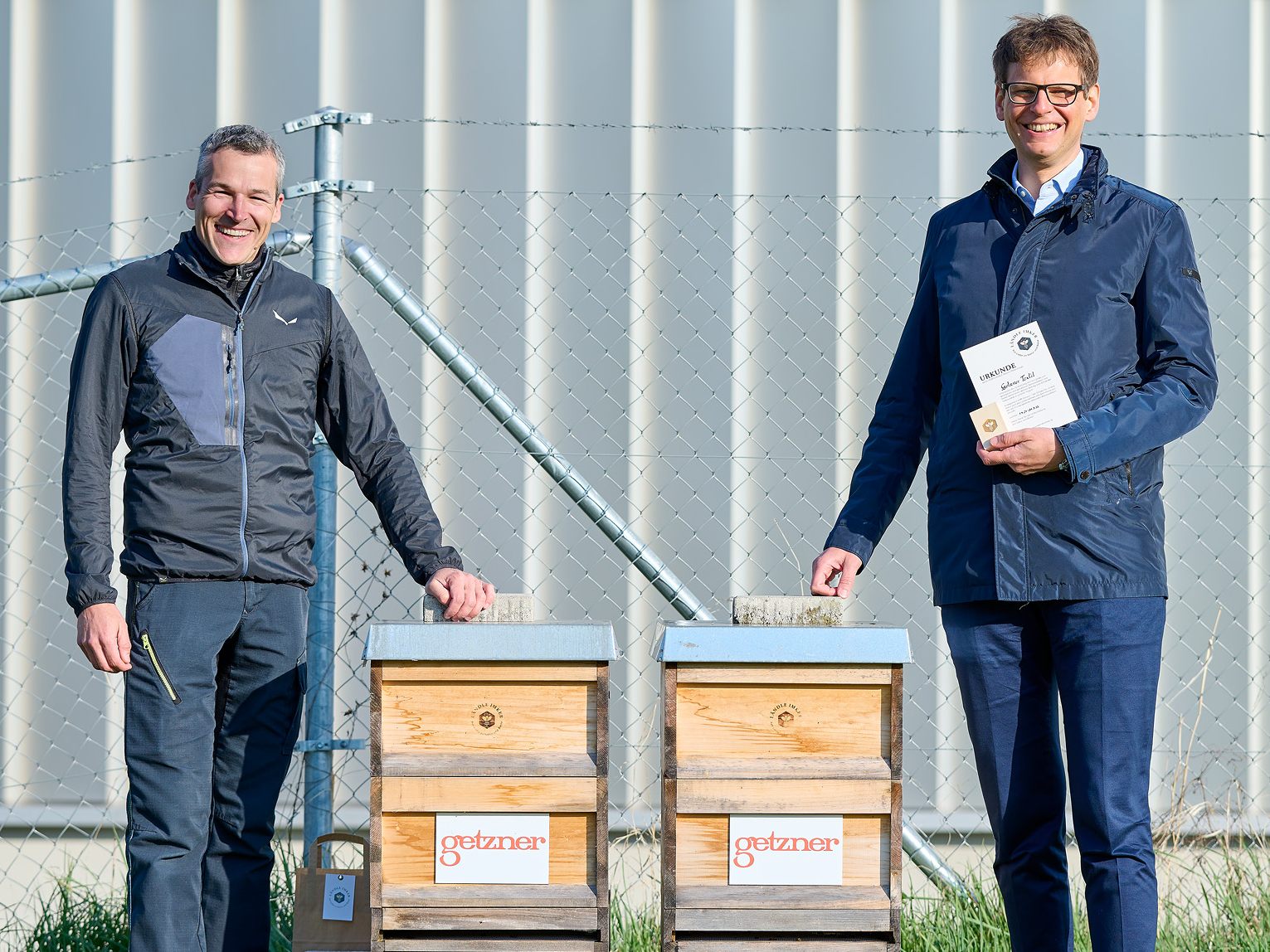 : "Ländle Imker" Daniel Berger und Getzner Textil Vorstandsvorsitzender Roland Comploj bei der feierlichen Übergabe der Bienenstöcke in der Bludenzer Gerberstraße.