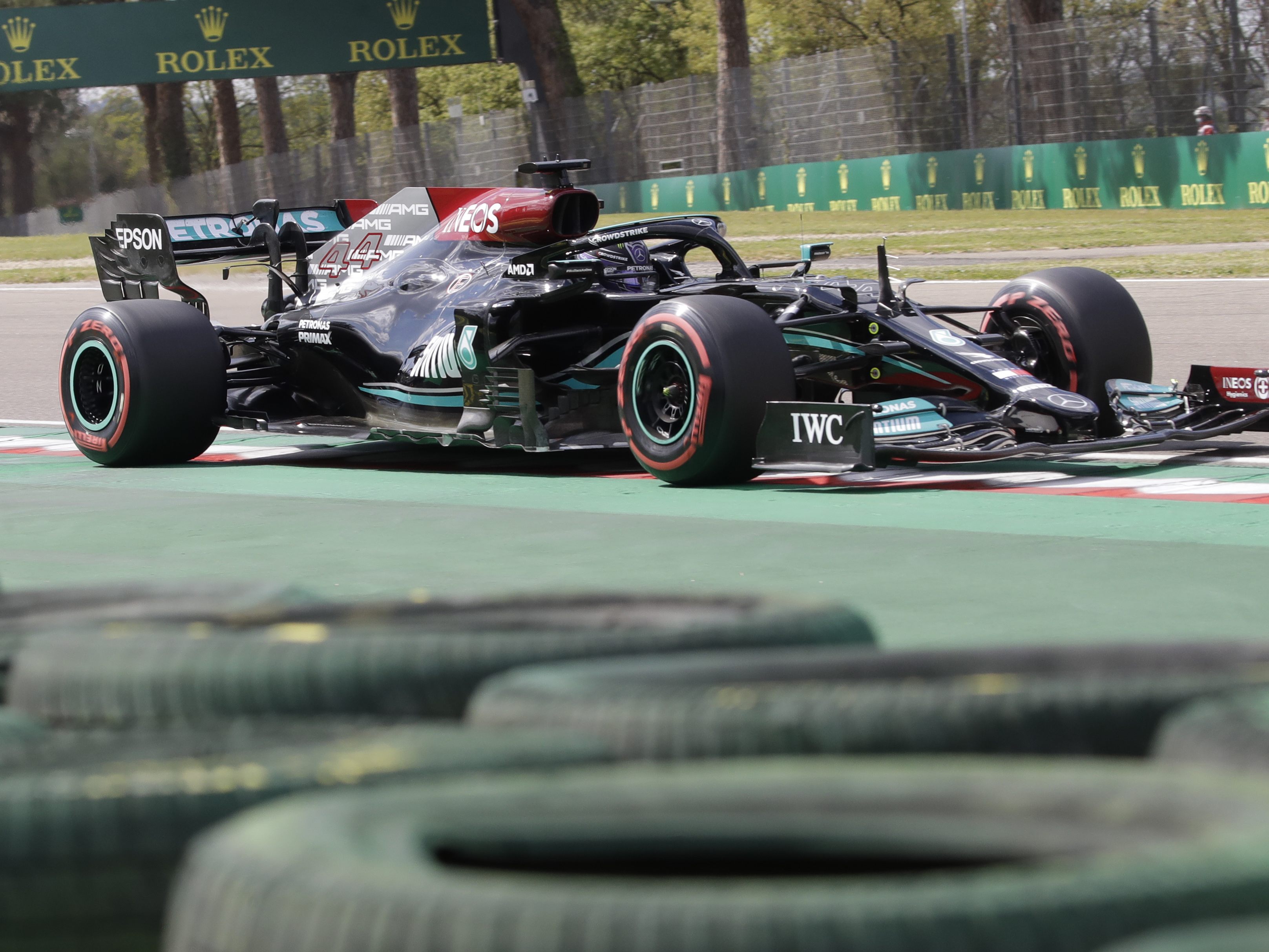 Lewis Hamilton hat Red Bull zumindest im Qualifying für den Grand Prix der Emilia Romagna in Schach gehalten. Der siebenfache Weltmeister holte sich am Samstag in Imola die 99.