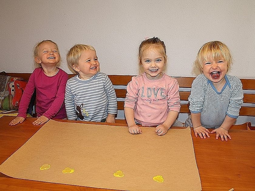 Die Tageskinder von Kartin Burtscher hatten eine Menge Spaß beim Basteln für die Oma und Opa-Überraschung.