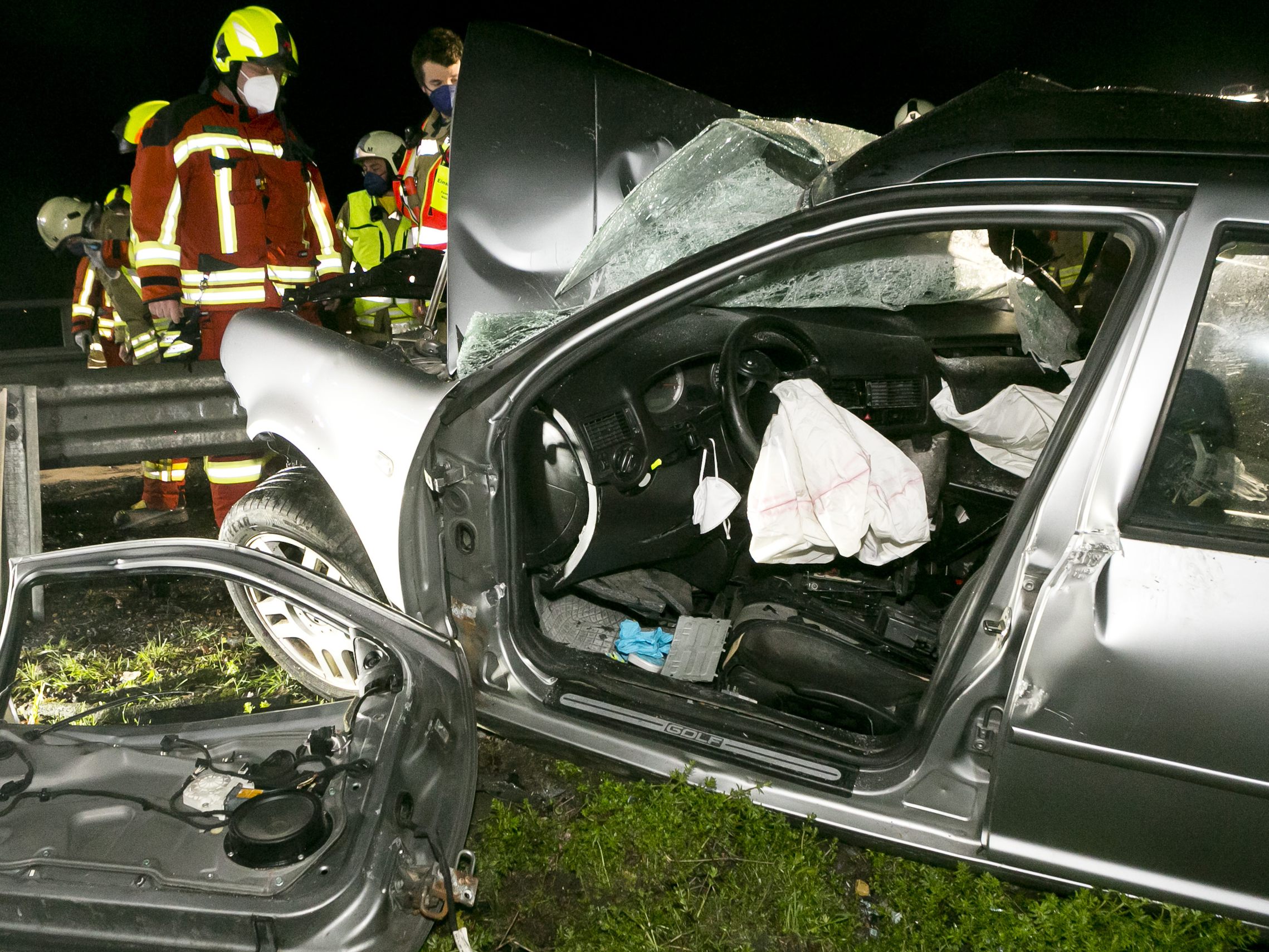Der Lenker des Fahrzeuges verstarb noch an der Unfallstelle.