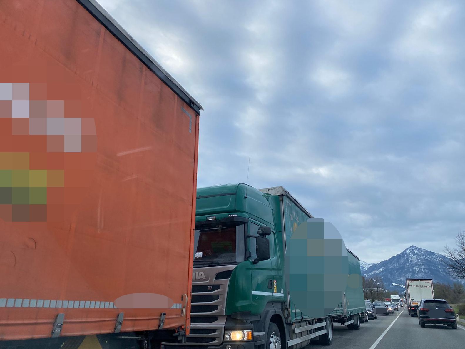Am Donnerstagmorgen kam es zu langen Wartezeiten rund um den Kreisverkehr Dornbirn Nord.