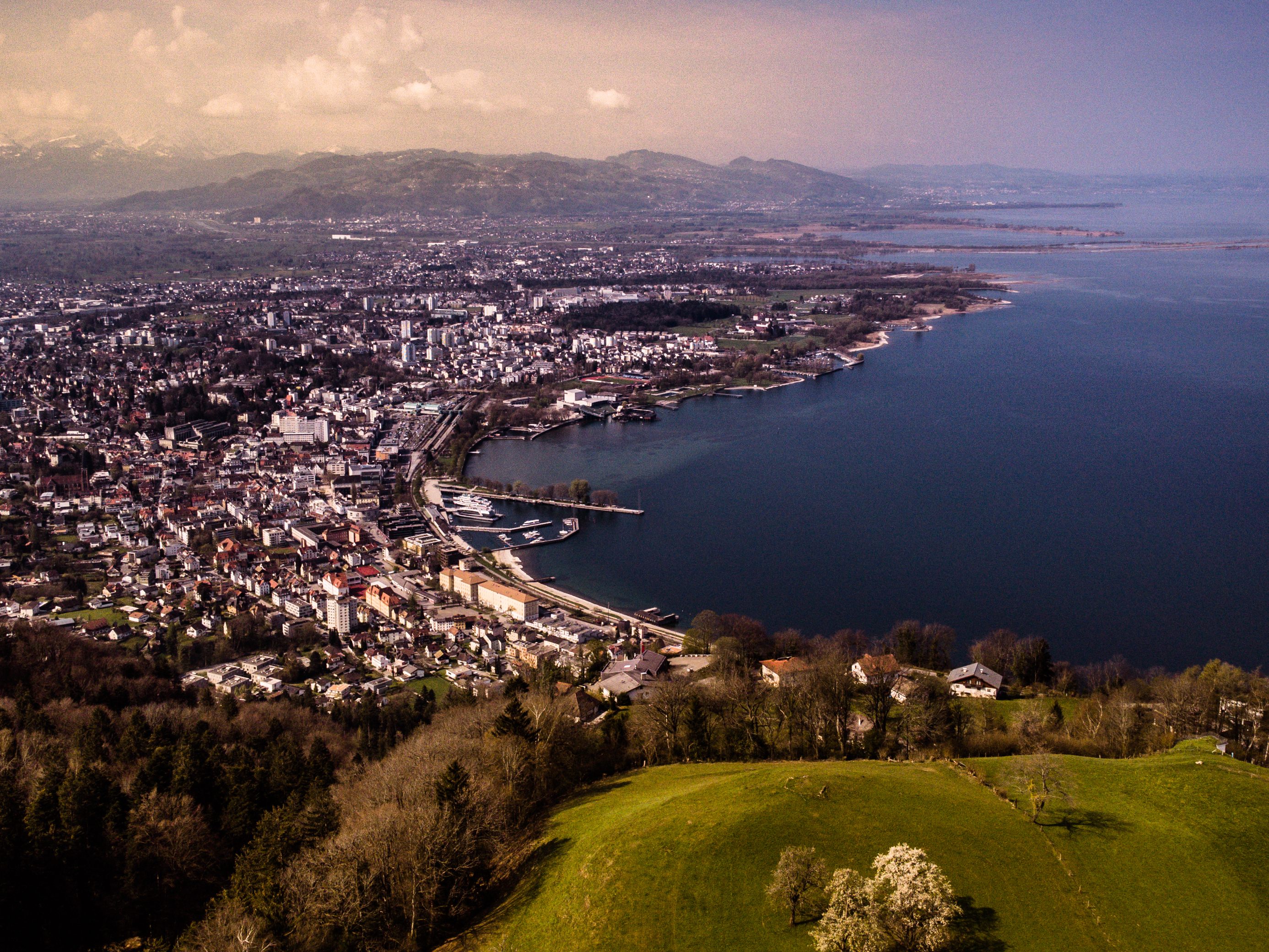 Unterschiedliche Corona-Bestimmungen in der Bodenseeregion sorgen für reichlich Verwirrung und Unmut.