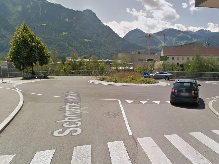 Hier im Kreisverkehr L190/Schmittenstraße in Bludenz ereignete sich der Unfall. (Symbolbild)