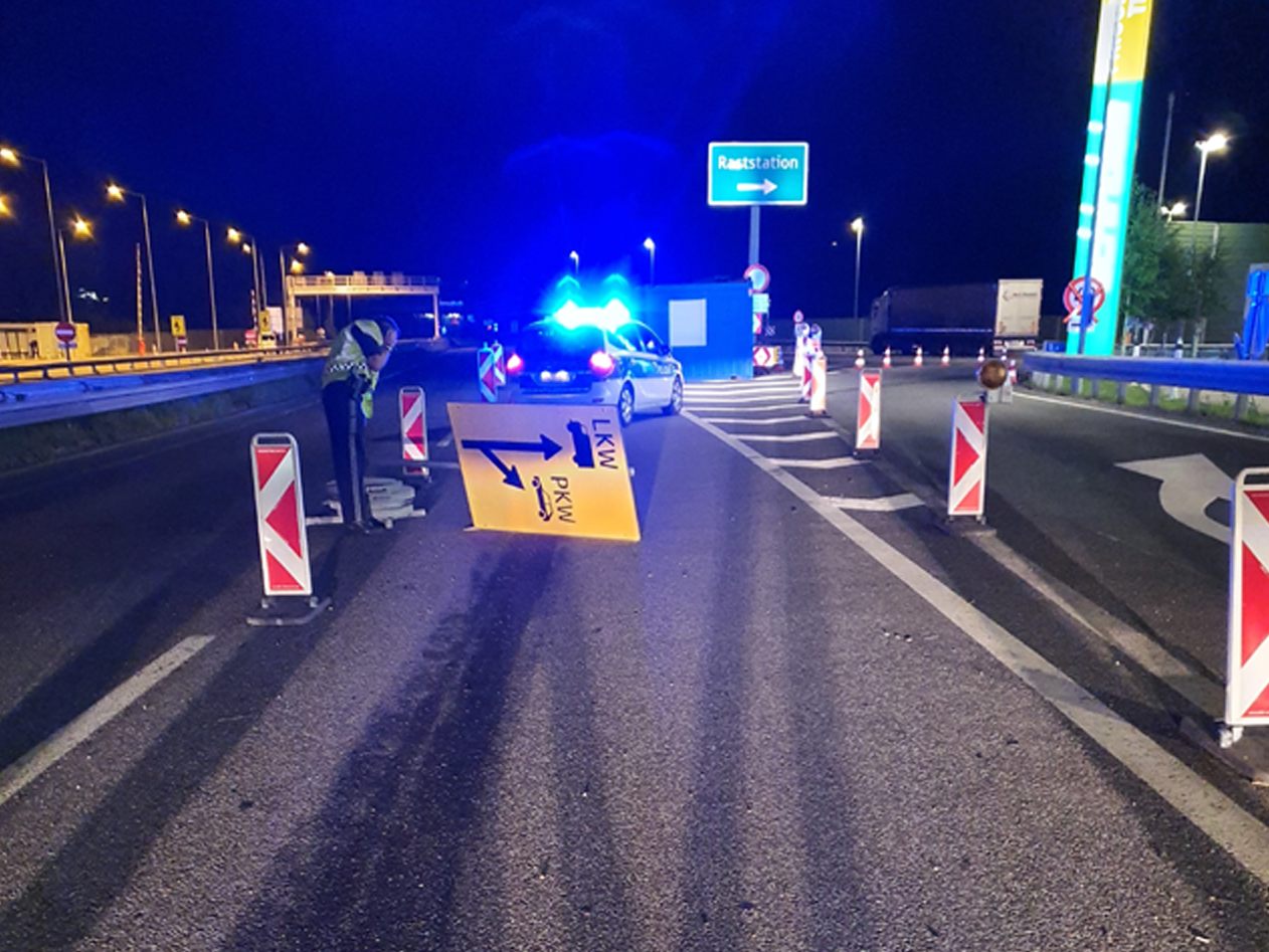 Die Polizei sucht nach Zeugen, die Angaben zum Unfallhergang machen können.