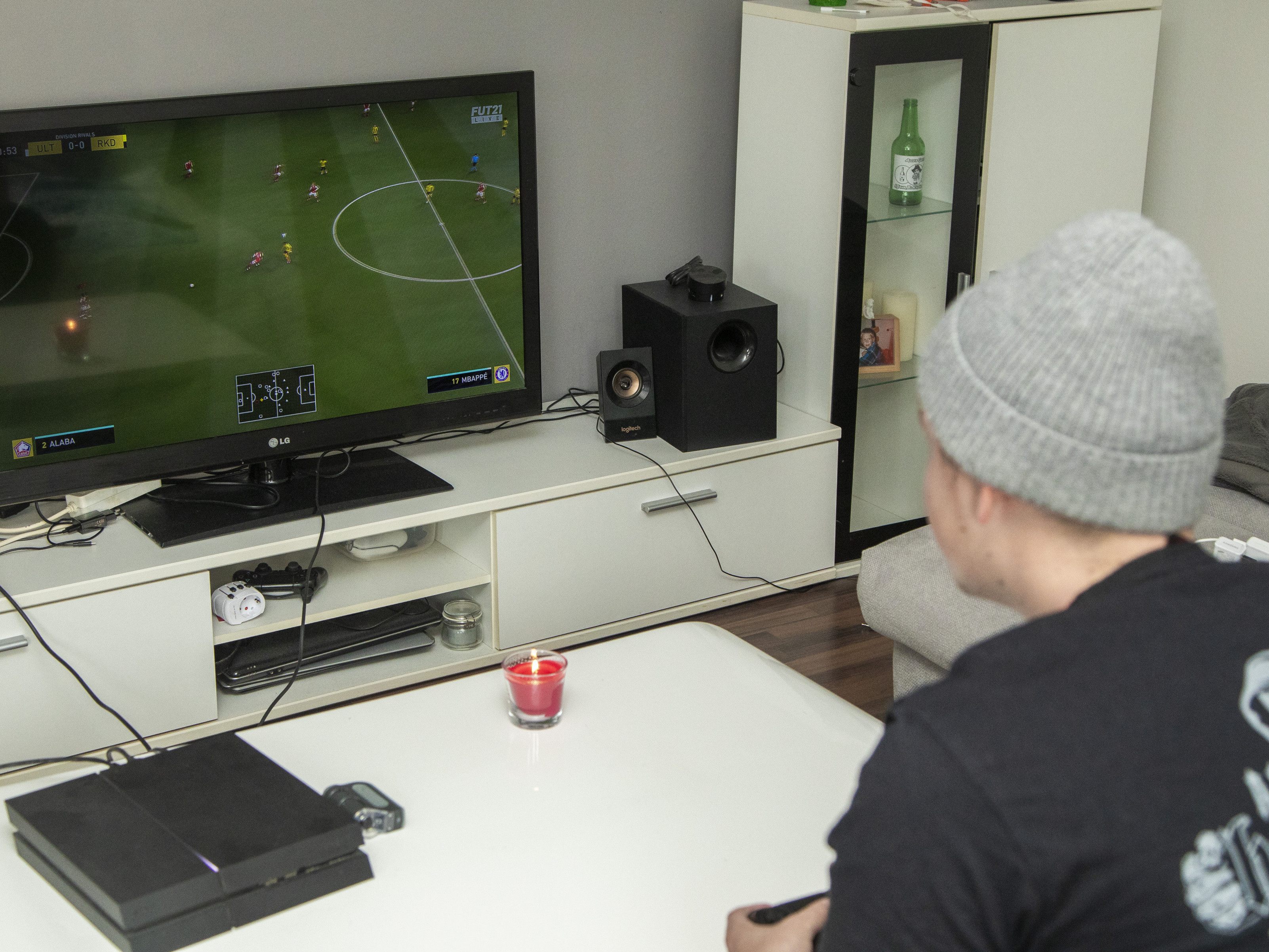 Konzentriert bei der Sache, doch einen Platz unter den Top Acht verpasst: Marcell Maurer lieferte sich am zweiten Qualiturnier-Tag heiße FIFA-2021-Duelle.