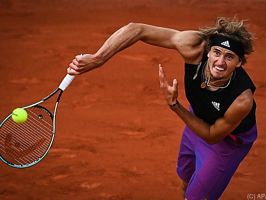 Alexander Zverev schlägt zum Einzug ins Halbfinale auf.
