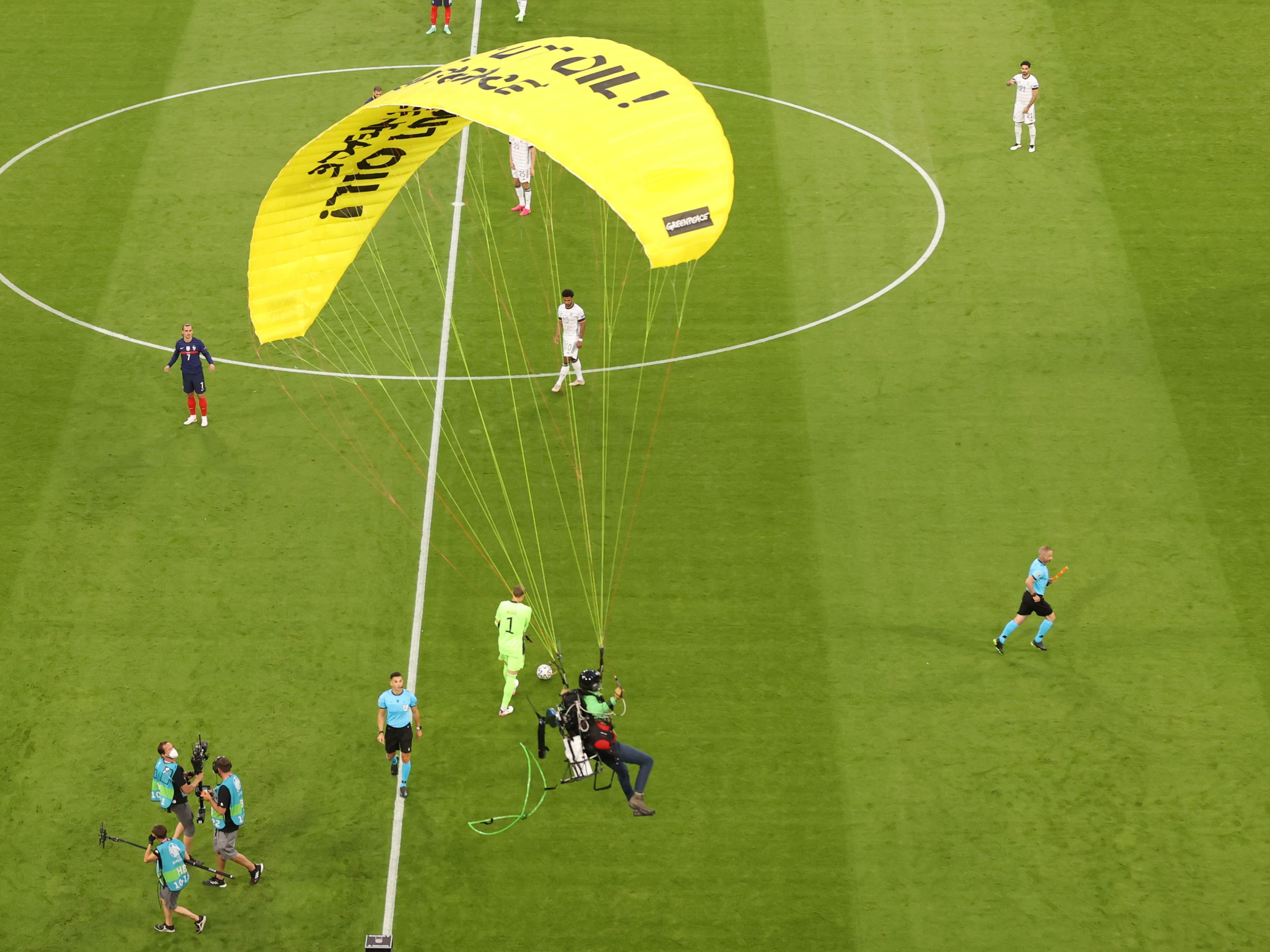 Die geplante Aktion von Greenpeace vor dem EM-Spiel ist schief gelaufen.