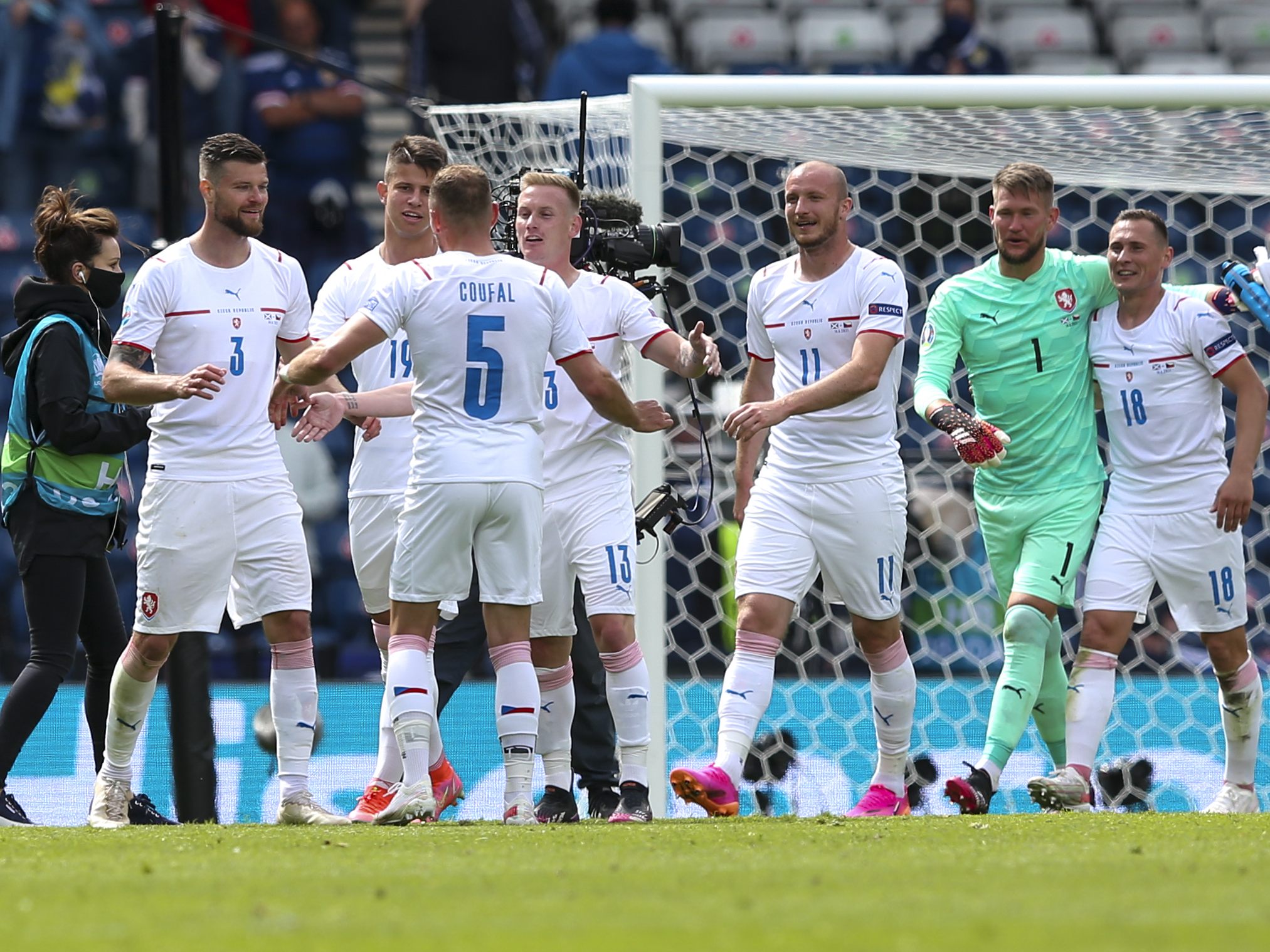 Tschechien gewinnt das erste Match gegen Schottland.