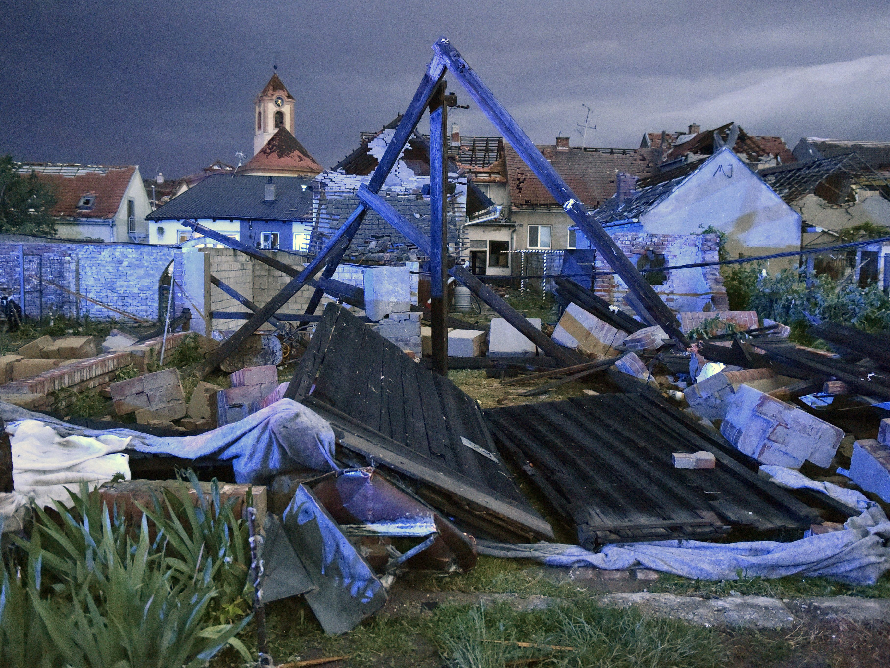 Bei einem Unwetter mit einem Tornado sind im Südosten Tschechiens am Donnerstag Menschen ums Leben gekommen und verletzt worden.