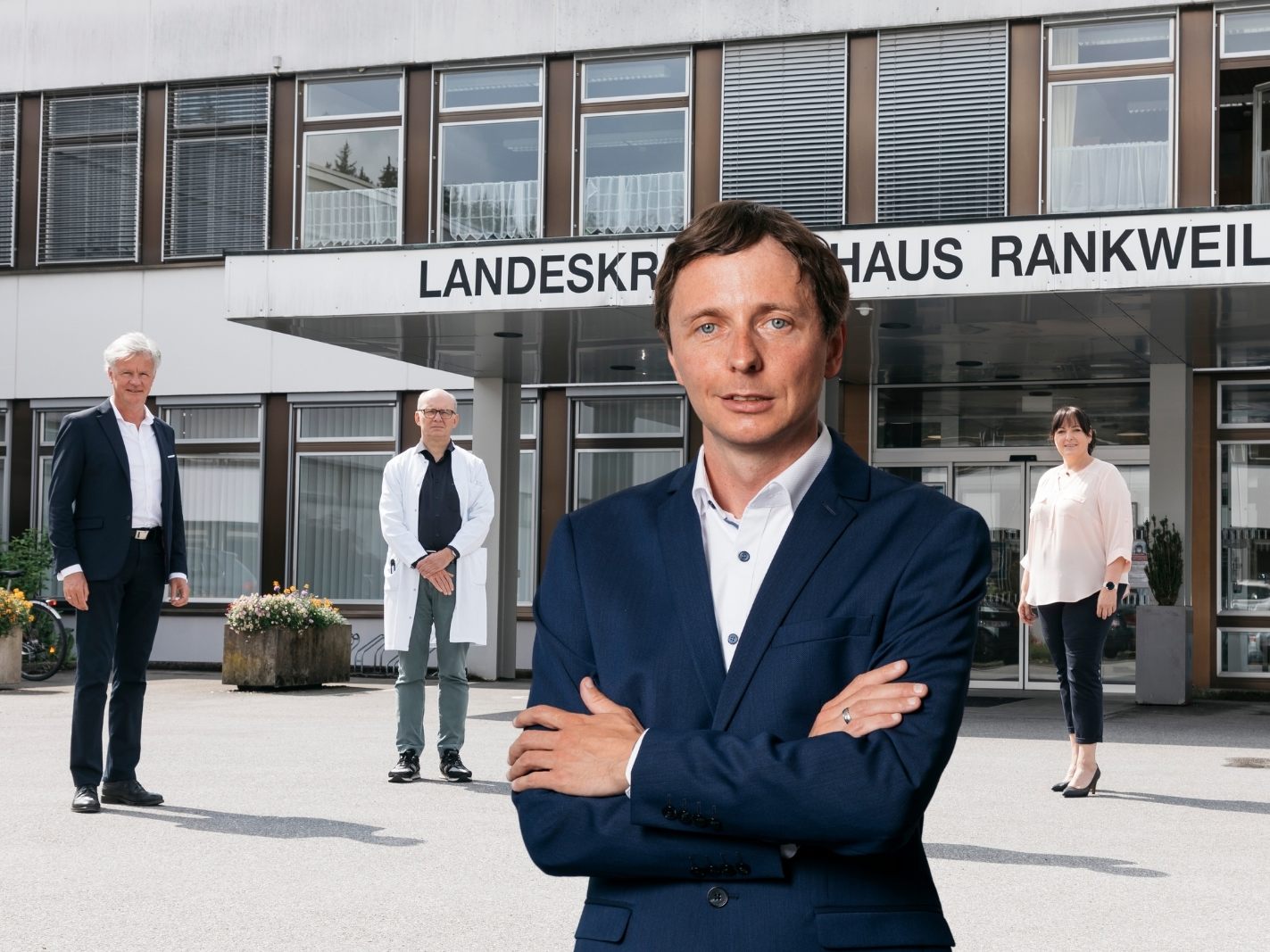 v.l.: Dir. Dr. Gerald Fleisch (KHBG), Prim. Dr. Jan Di Pauli (Chefarzt LKHR), Mag. (FH) Michael Saxenhammer (Verwaltungsdirektor LKHR), Elke Kovatsch, MSc MBA (Pflegedirektorin LKHR) und Dir. Prim. Dr. Peter Fraunberger (KHBG).