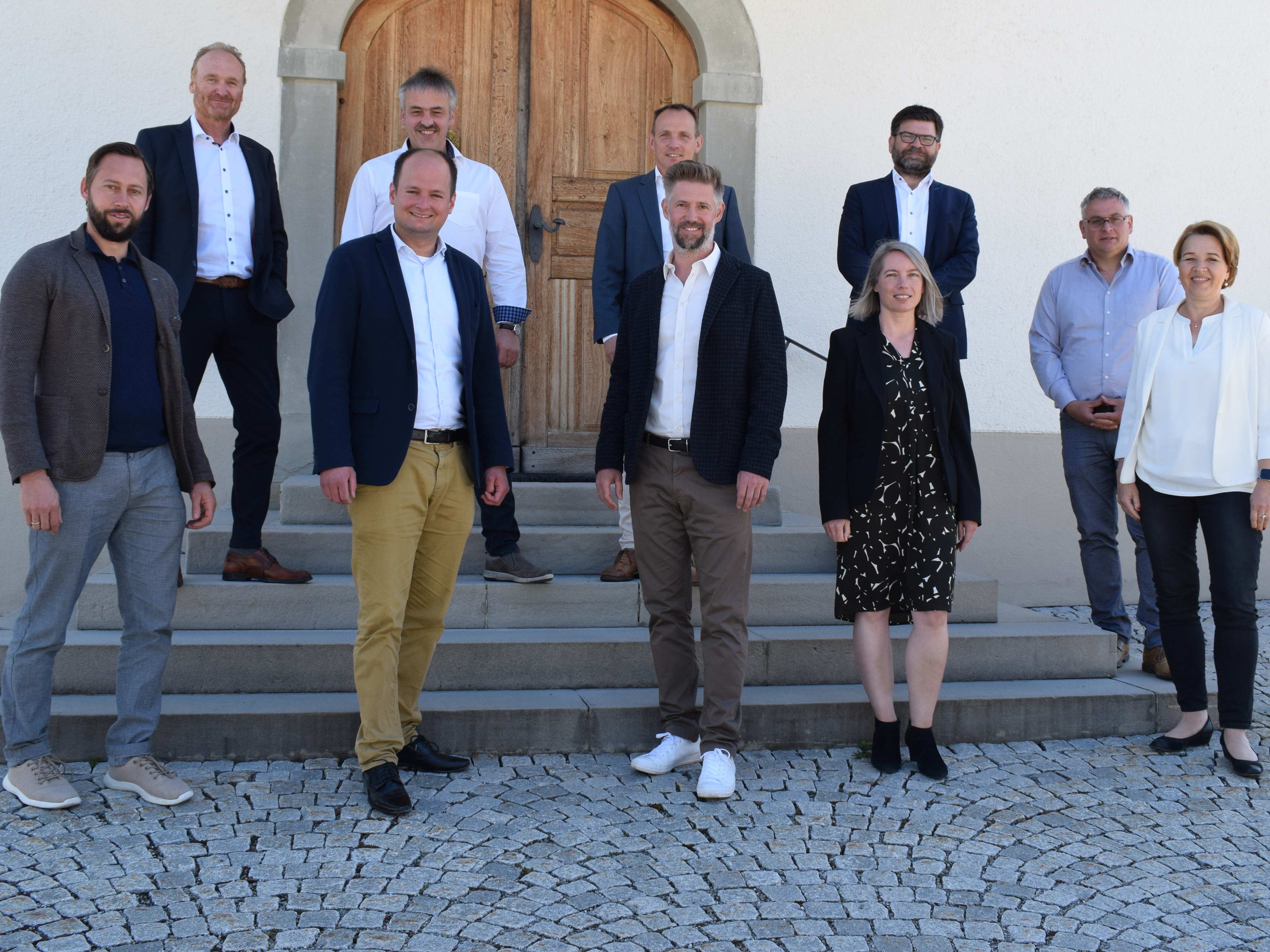 Neun Vorderwälder Gemeinden (im Bild deren Bürgermeister:innen) haben sich zur Finanzverwaltung Vorderwald zusammengeschlossen. Der Gemeindeverband stand den Gemeinden beratend zur Seite (rechts: Gemeindeverbandspräsidentin Bgm. Andrea Kaufmann).