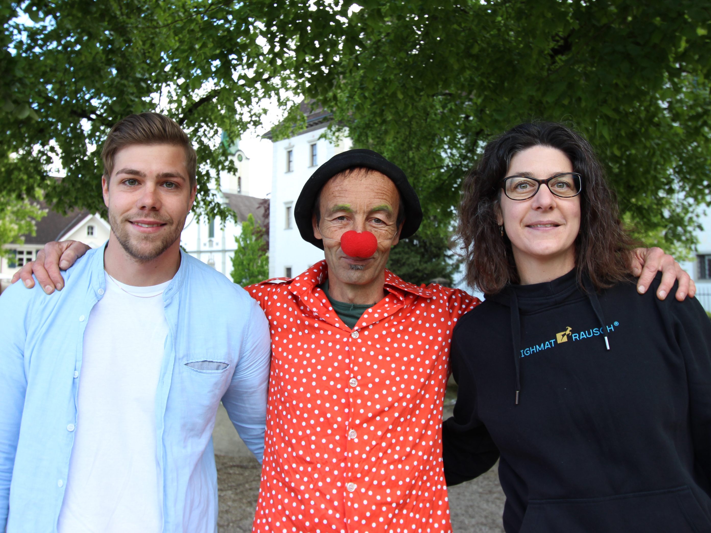 Die Fördernehmer Brigitte Hardt von Highmatrausch und Simon Bolter von PizzaFinito gemeinsam mit Clown Polo, der die Bewohner der Seniorenheime bestens unterhalten hat.