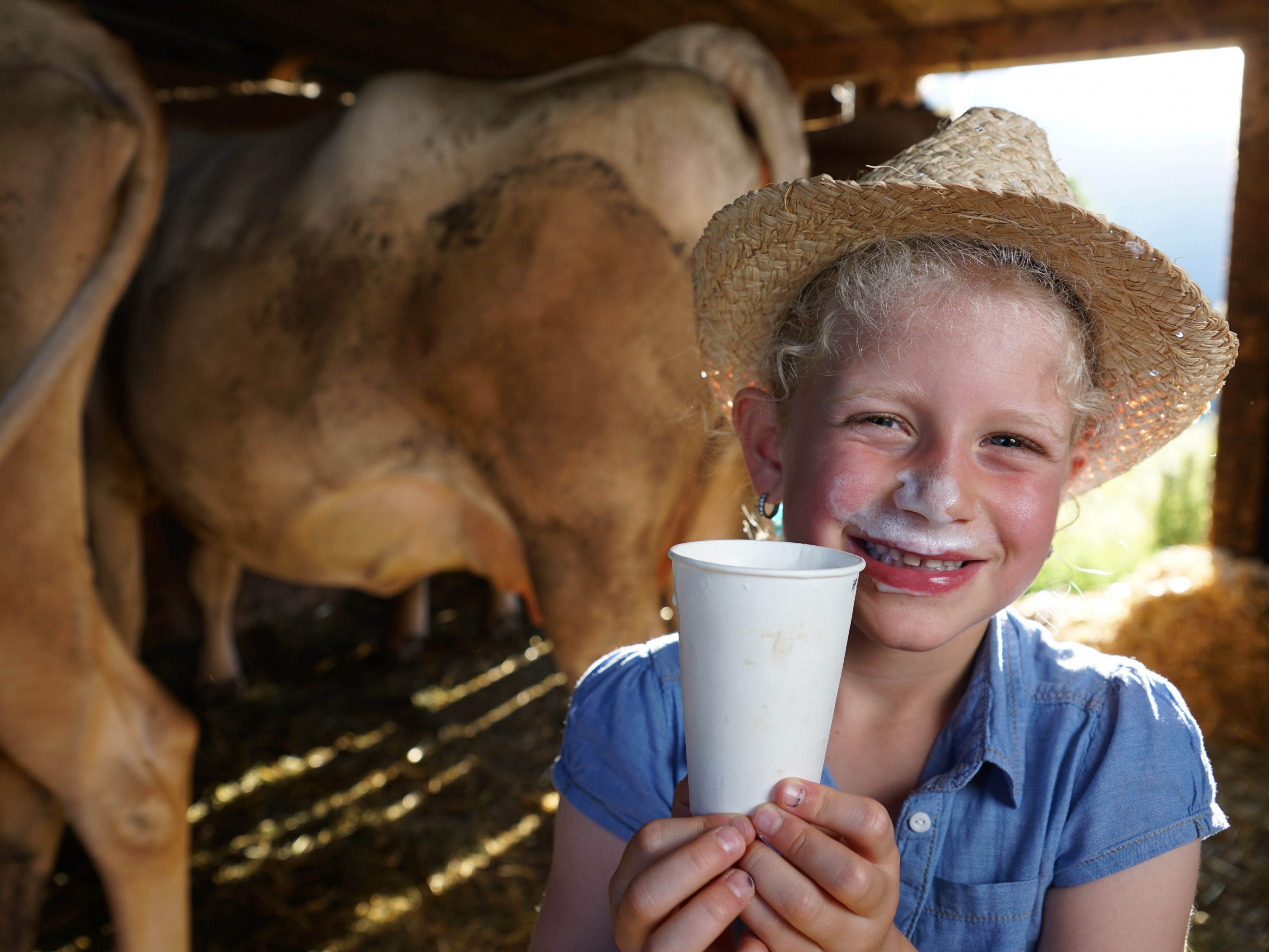 Theresa aus Au schmeckt die frische Milch.