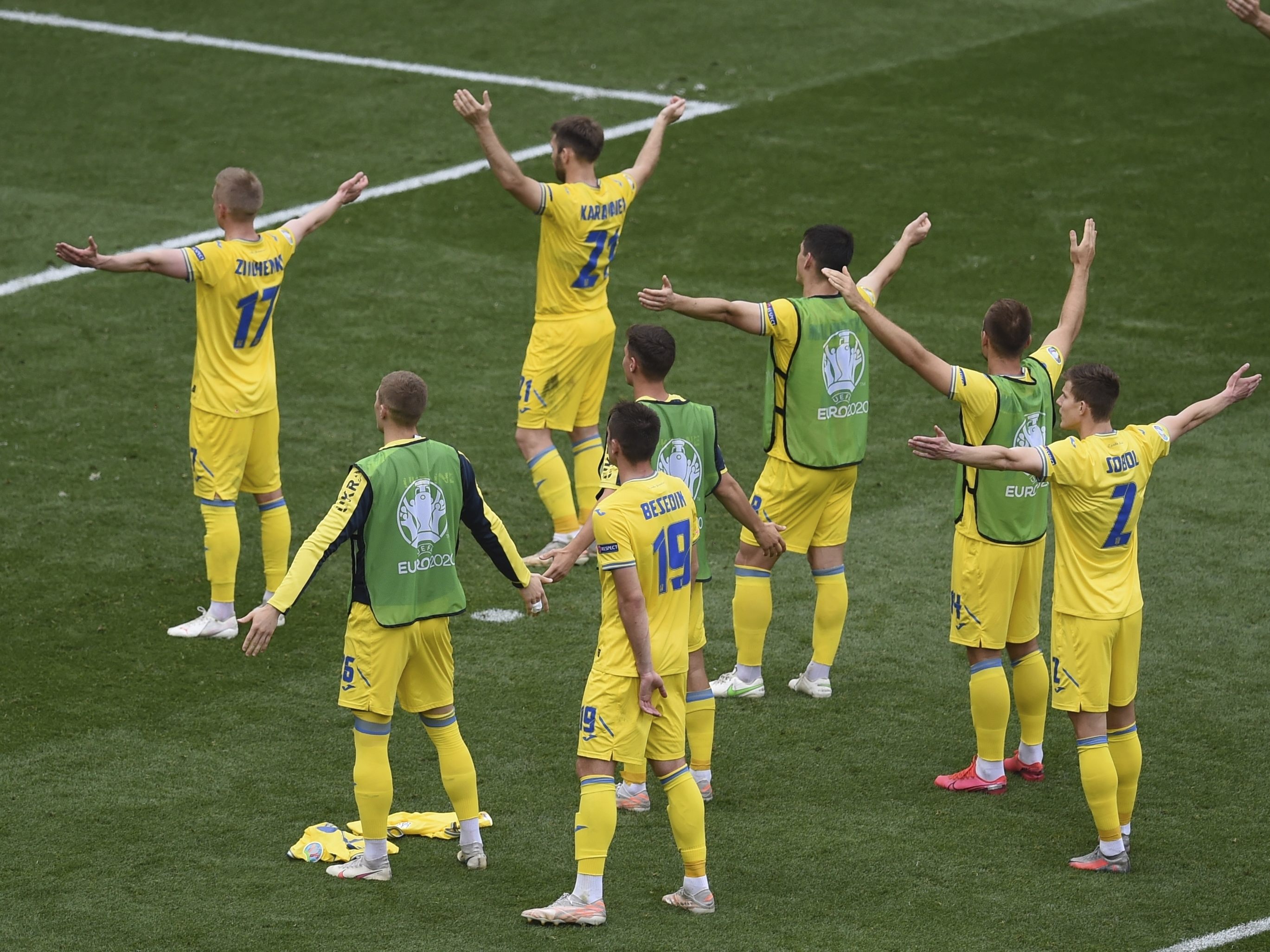 Die Spieler der Ukraine feerten ihren Sieg gegen Nordmazedonien in Bukarest.