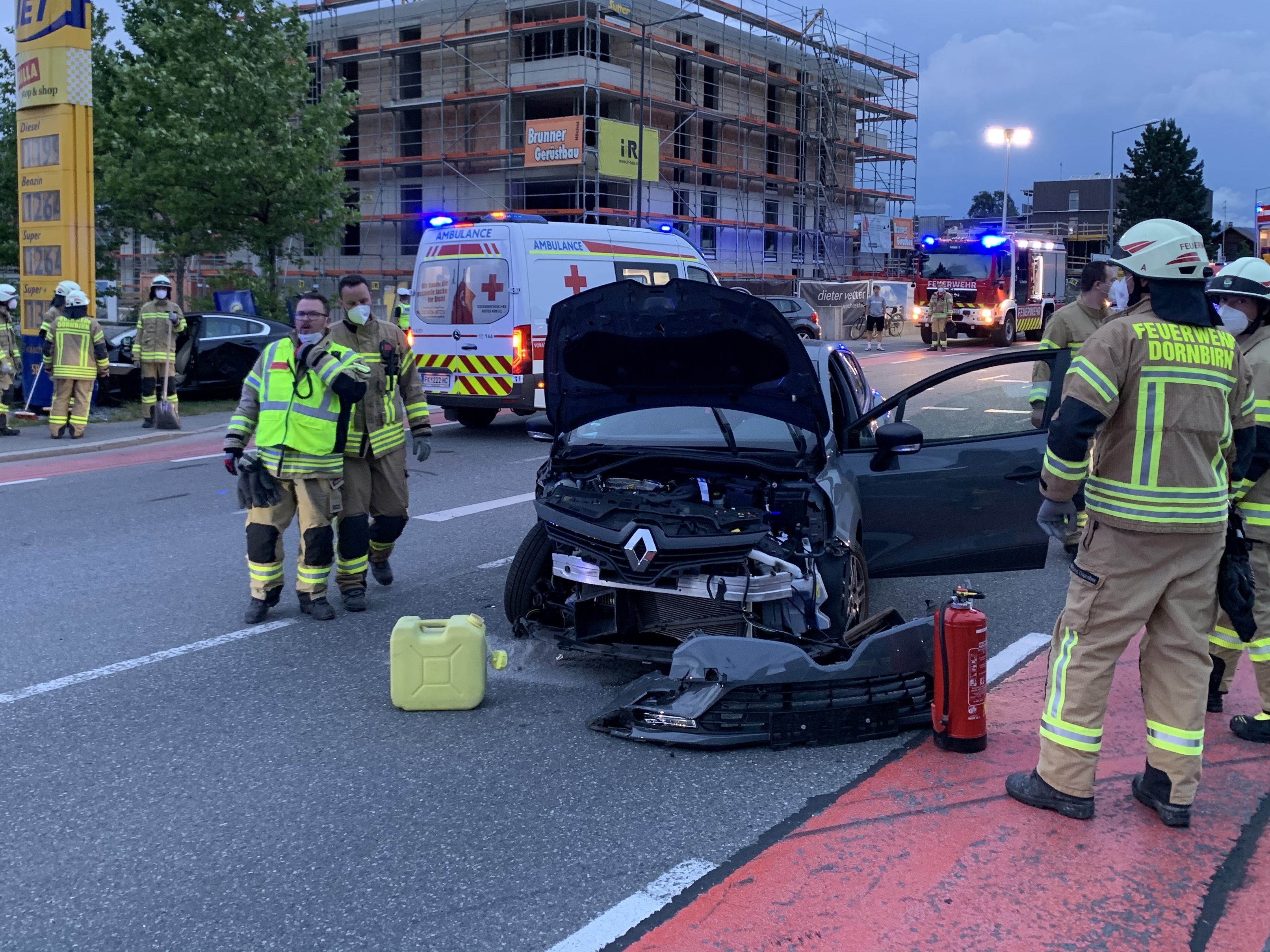 Die beiden Lenker mussten ins Krankenhaus Dornbirn eingeliefert werden.